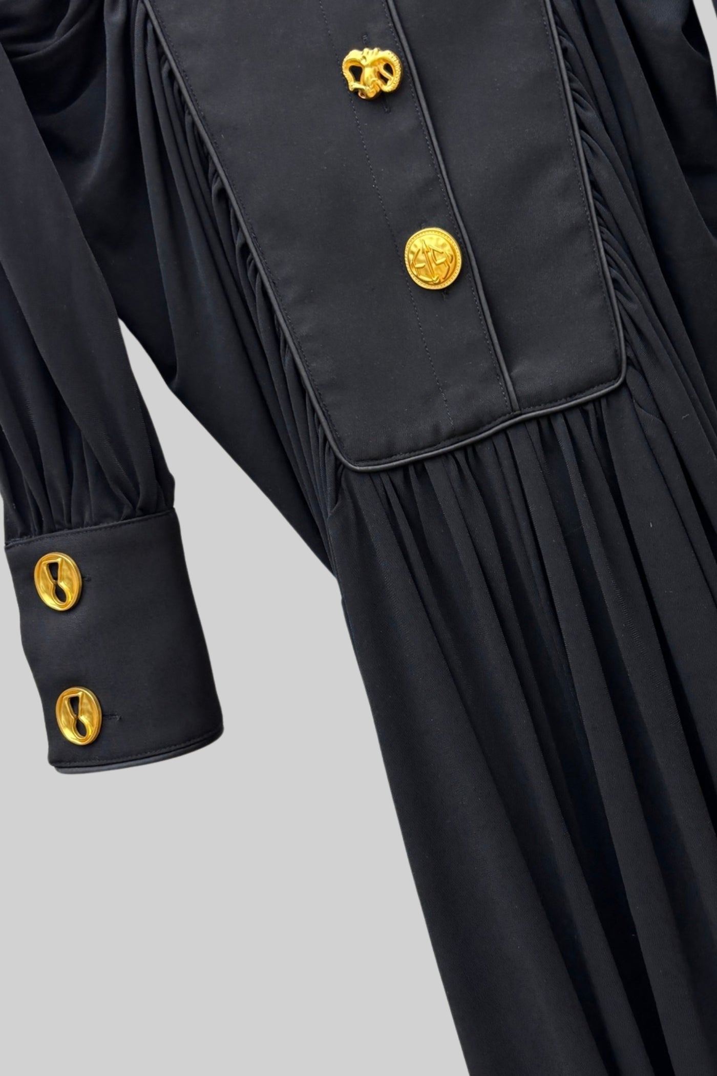 Vestido Maxi de Veludo com Botões Dourados em Destaque - Preto