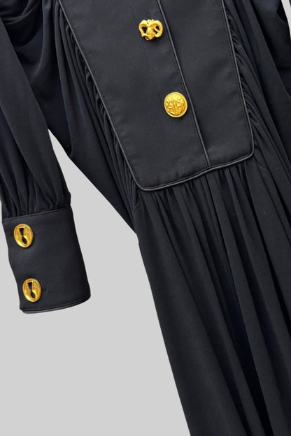 Vestido Maxi de Veludo com Botões Dourados em Destaque - Preto