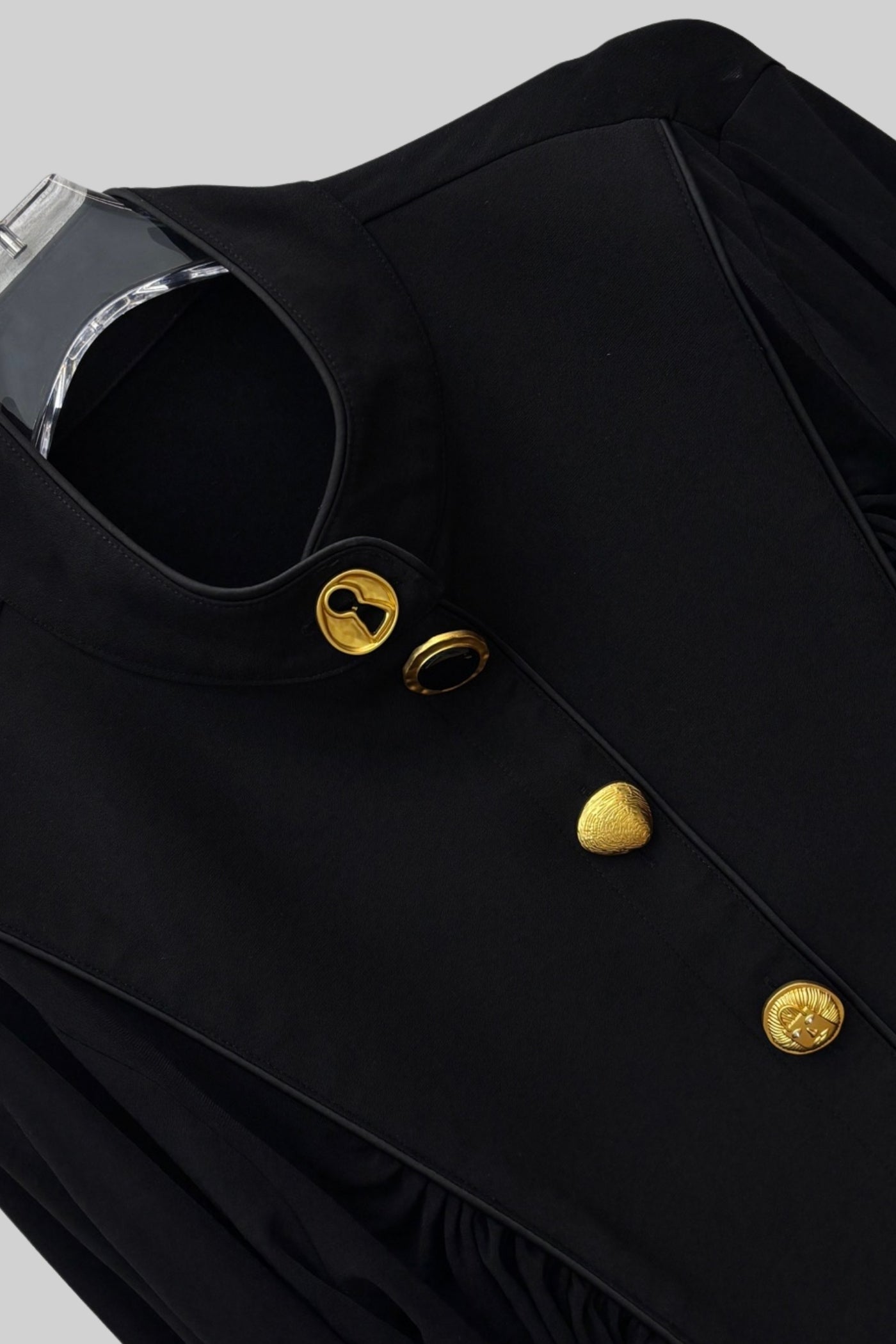 Vestido Maxi de Veludo com Botões Dourados em Destaque - Preto