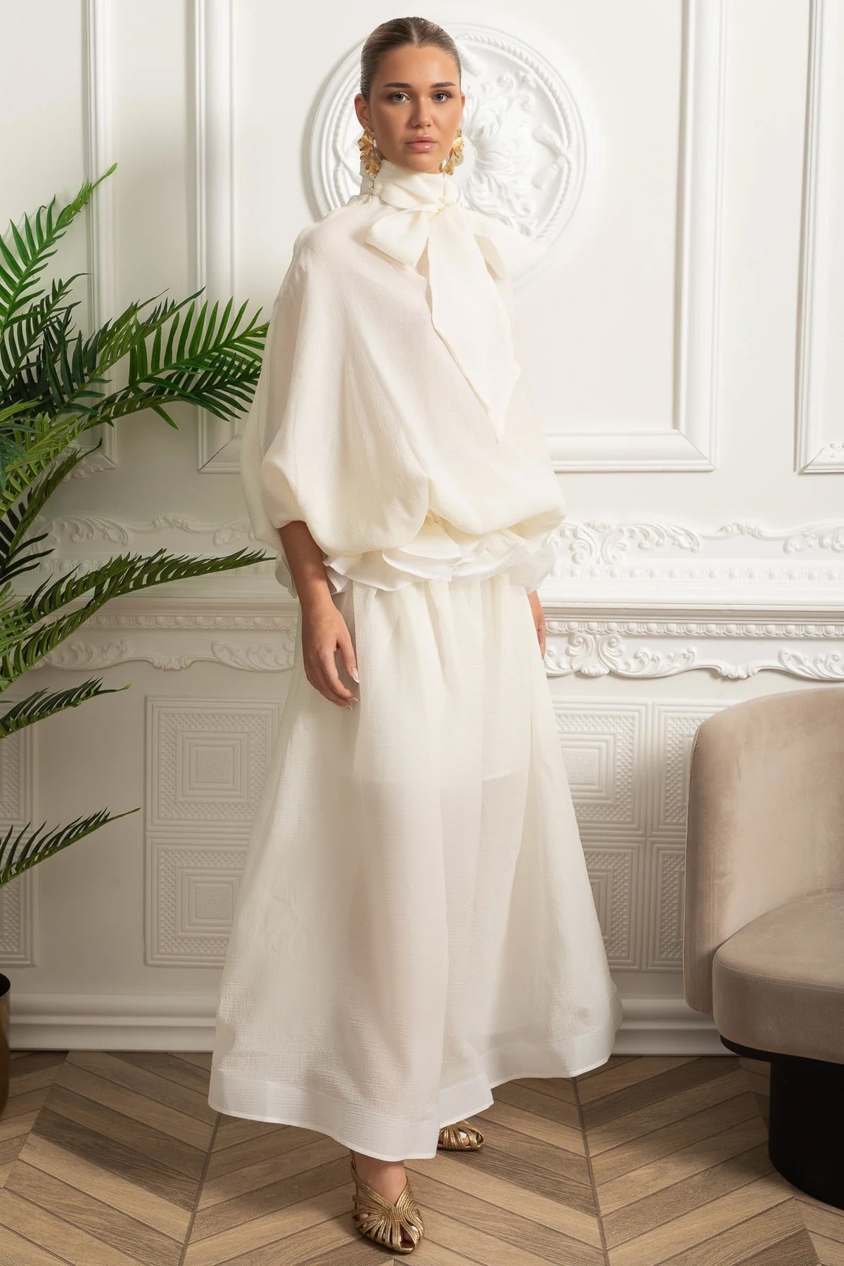 Vestido Maxi de Organza com Gola Laço e Silhueta Volumosa - Ivoire