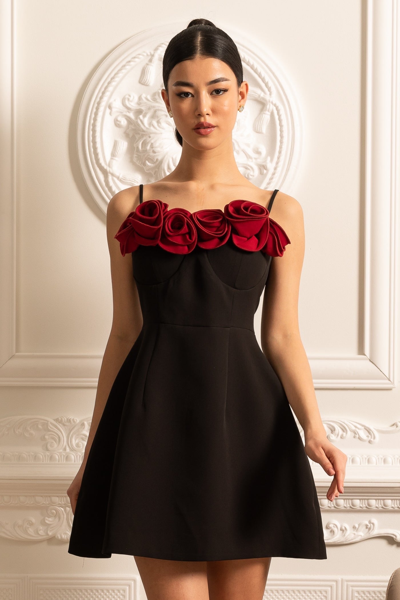 Vestido Mini Sem Mangas Com Saia Larga E Aplicações De Rosa Vermelha - Preto