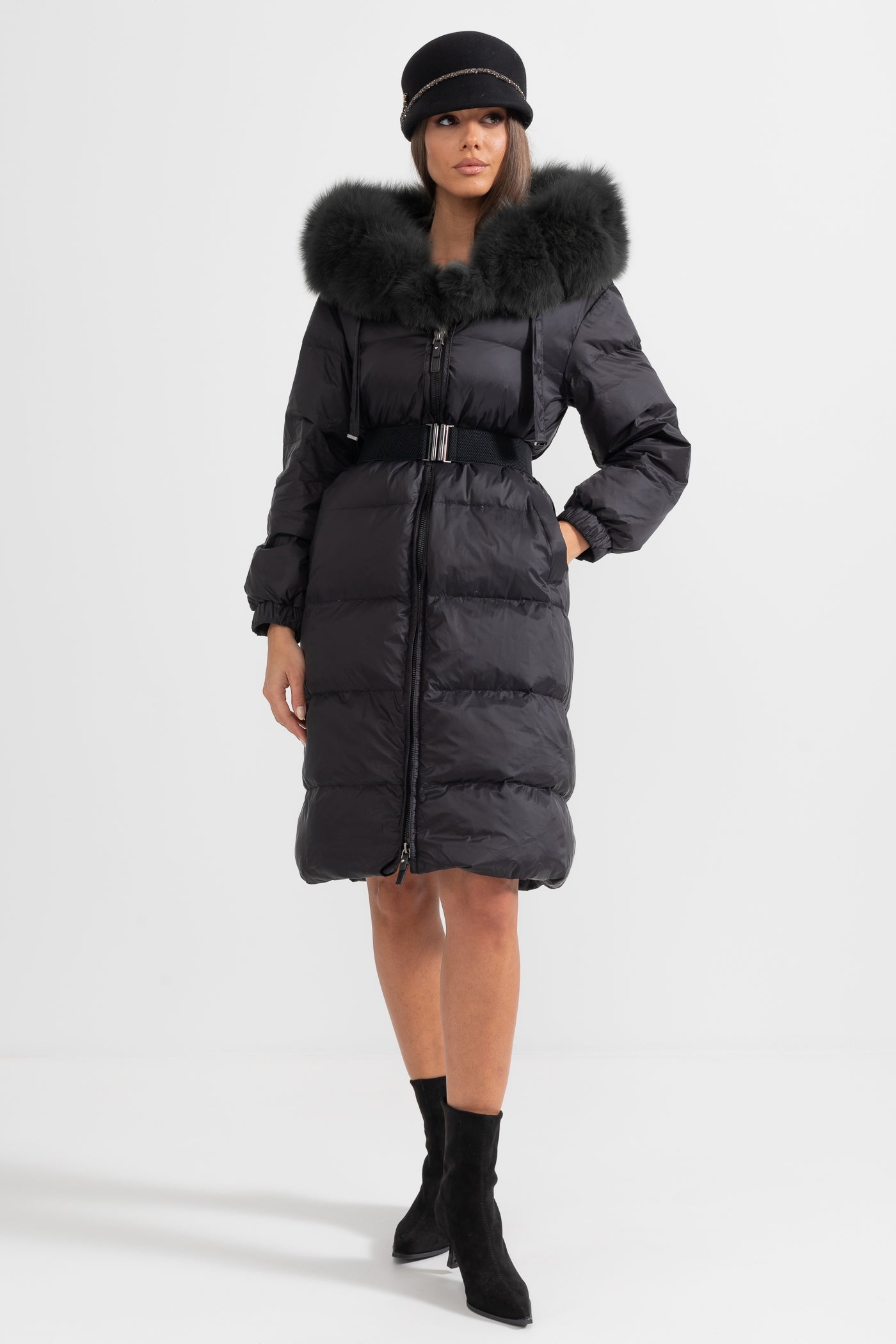 Casaco Puffer Longo Com Capuz Forrado de Pele de Raposa Preta - Preto