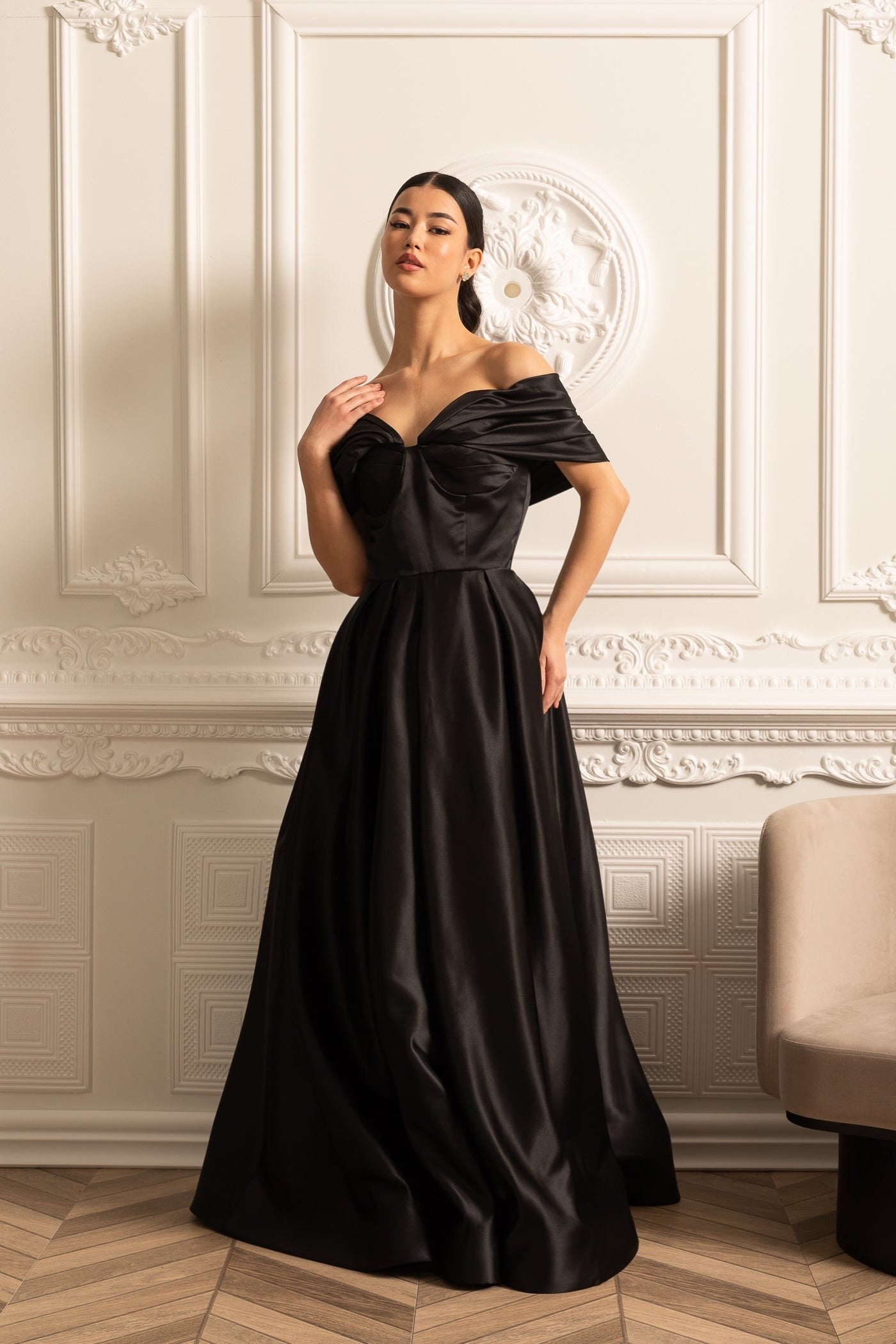 Vestido de Cetim Off-Shoulder com Saia Drapada e Fecho de Corda nas Costas - Preto