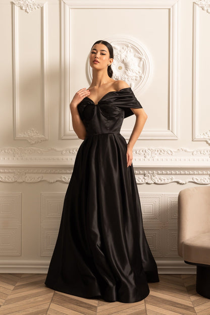 Vestido de Cetim Off-Shoulder com Saia Drapada e Fecho de Corda nas Costas - Preto