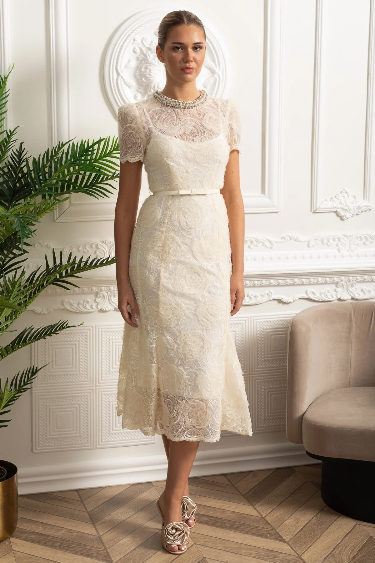 Vestido Midi de Renda com Mangas Curtas e Cinto Delicado - Ivoire