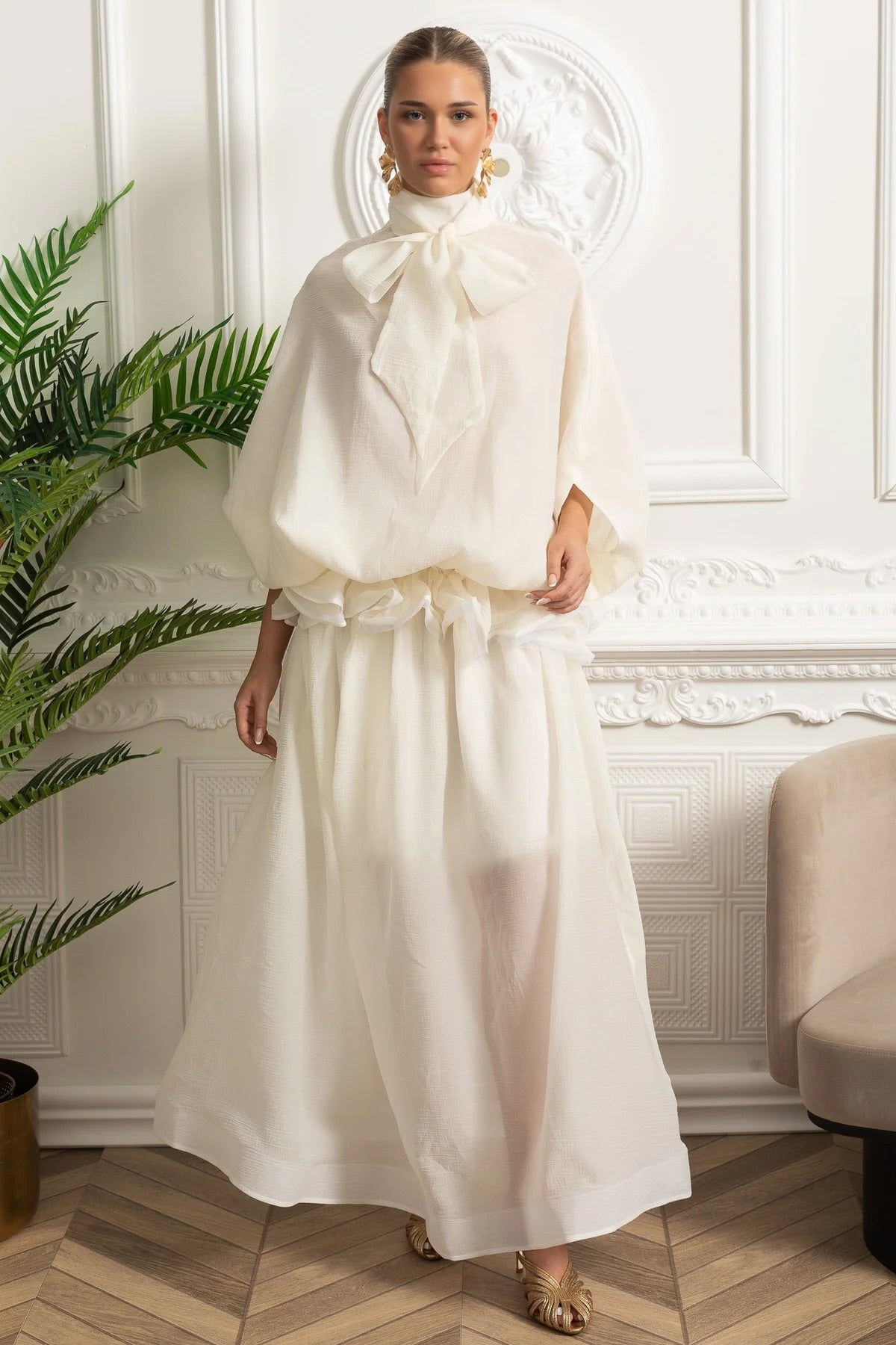 Vestido Maxi de Organza com Gola Laço e Silhueta Volumosa - Ivoire