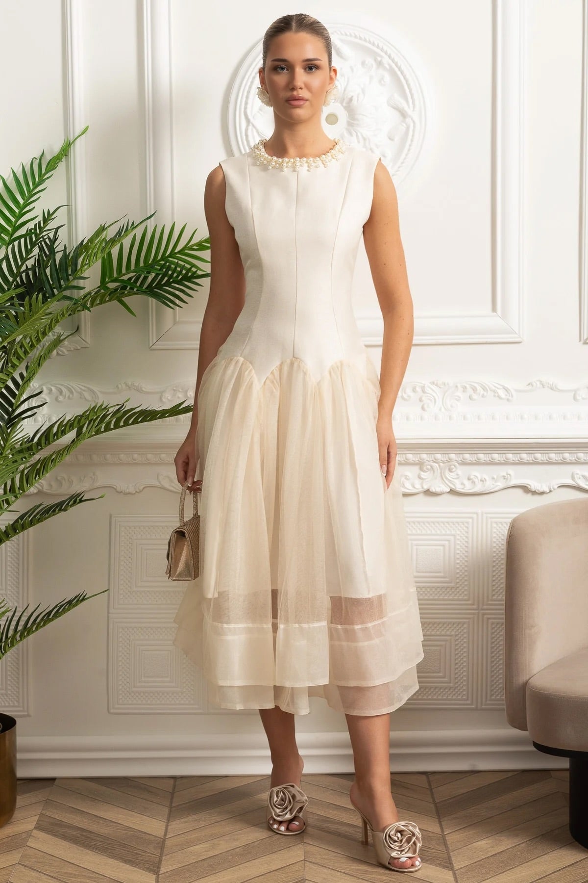 Vestido Midi Sem Mangas com Saia de Tule e Gola Decorada com Pérolas - Ivoire