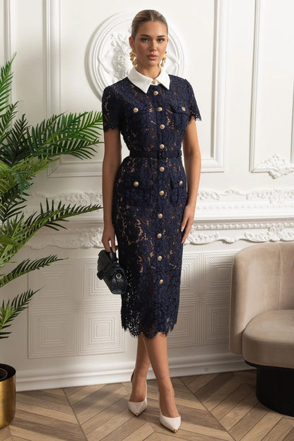 Vestido Midi de Renda Floral com Colarinho Estruturado e Cintura Cintada - Azul Marinho