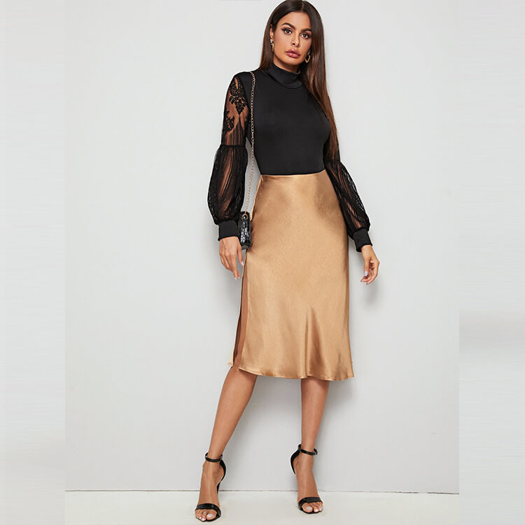 Body Preto com Gola Alta e Mangas de Renda Transparente