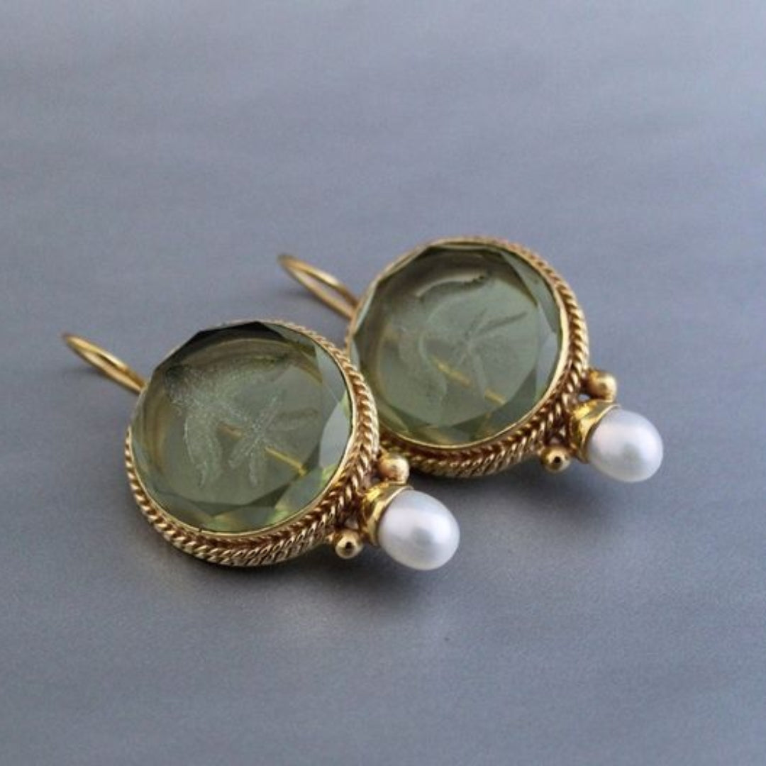 Brincos redondos com pedra verde e pérola