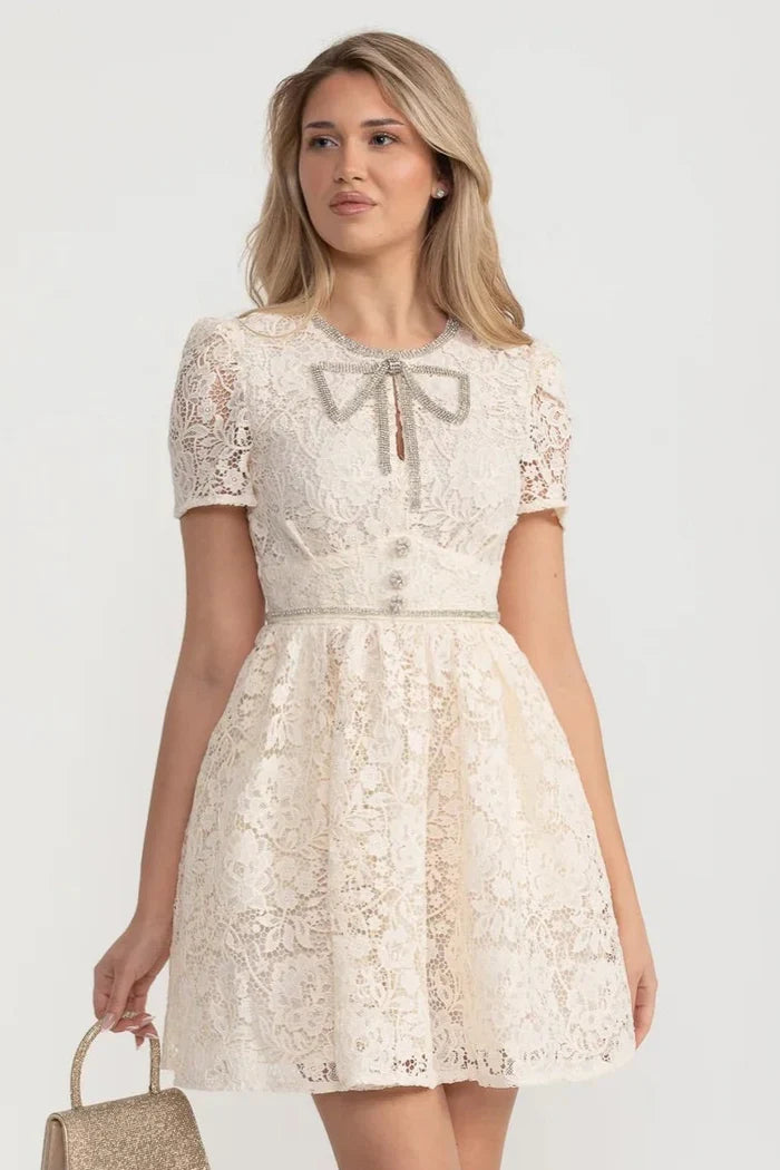 Vestido de Renda de Manga Curta com Decote Redondo e Laço Decorativo - Ivoire