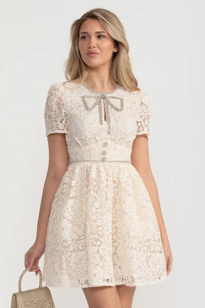 Vestido de Renda de Manga Curta com Decote Redondo e Laço Decorativo - Ivoire