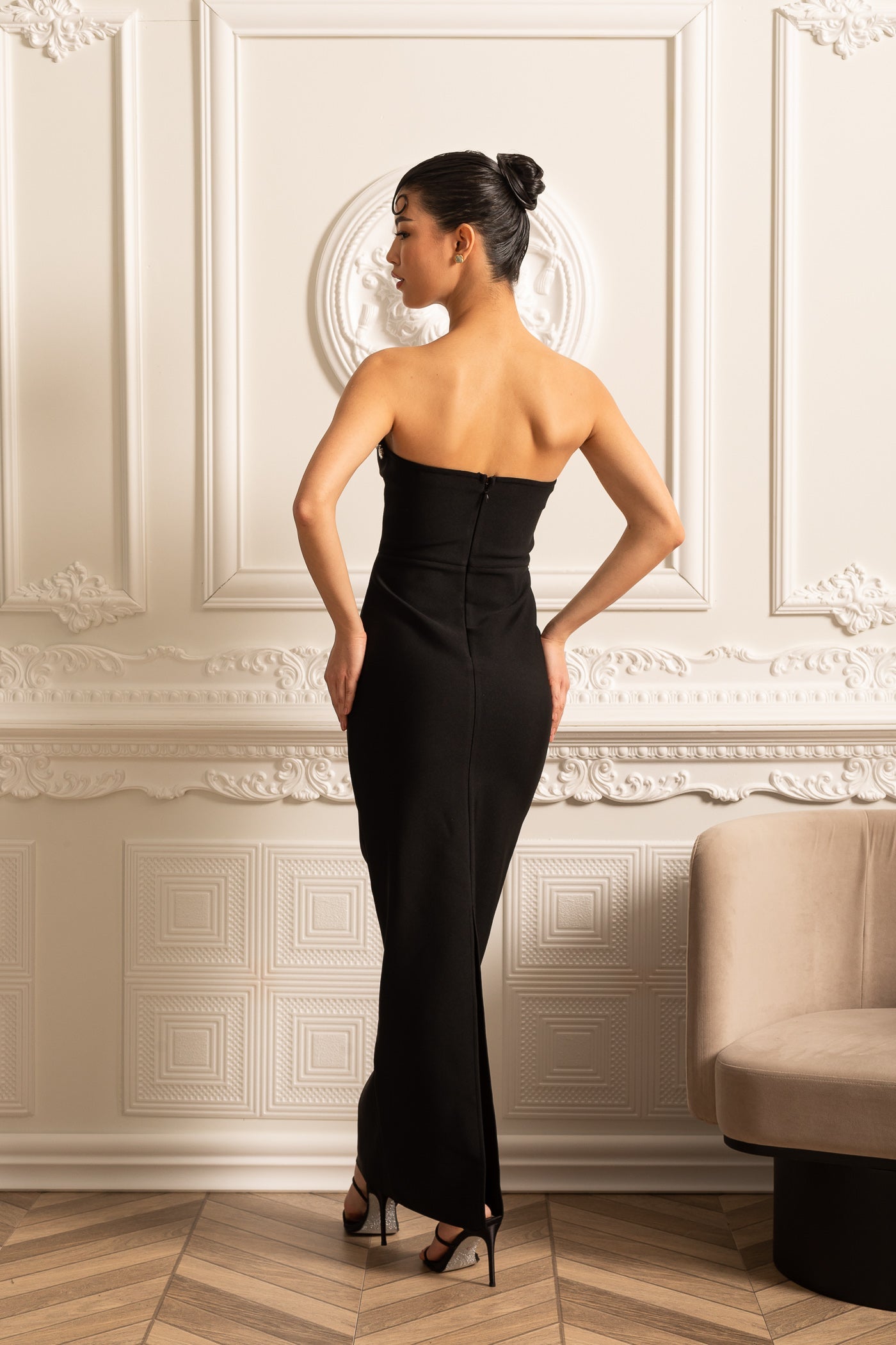 Vestido Elegante Justo com Recortes Frontais e Apliques Brilhantes - Preto