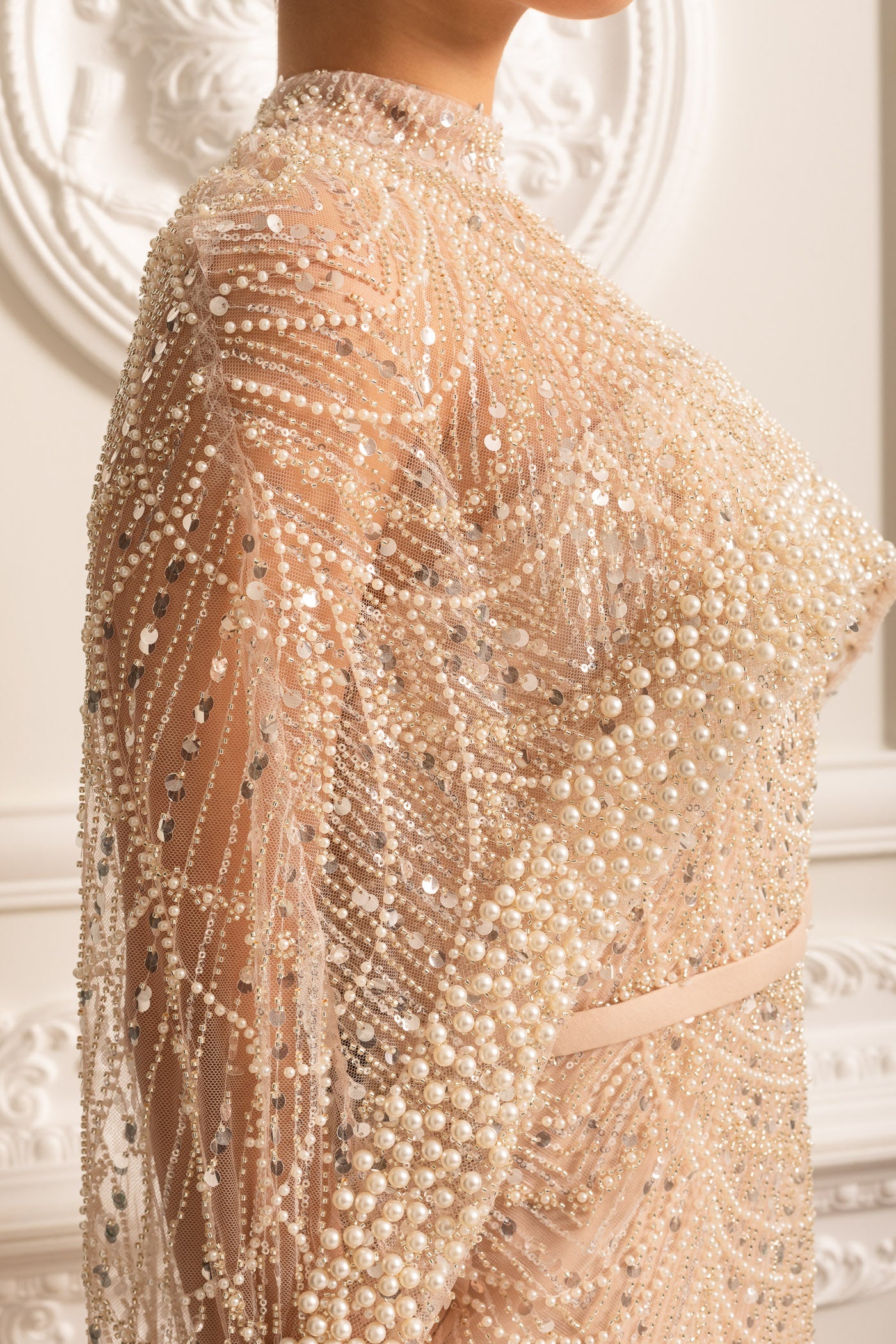 Vestido Glamouroso com Contas e Véu Destacável - Bege