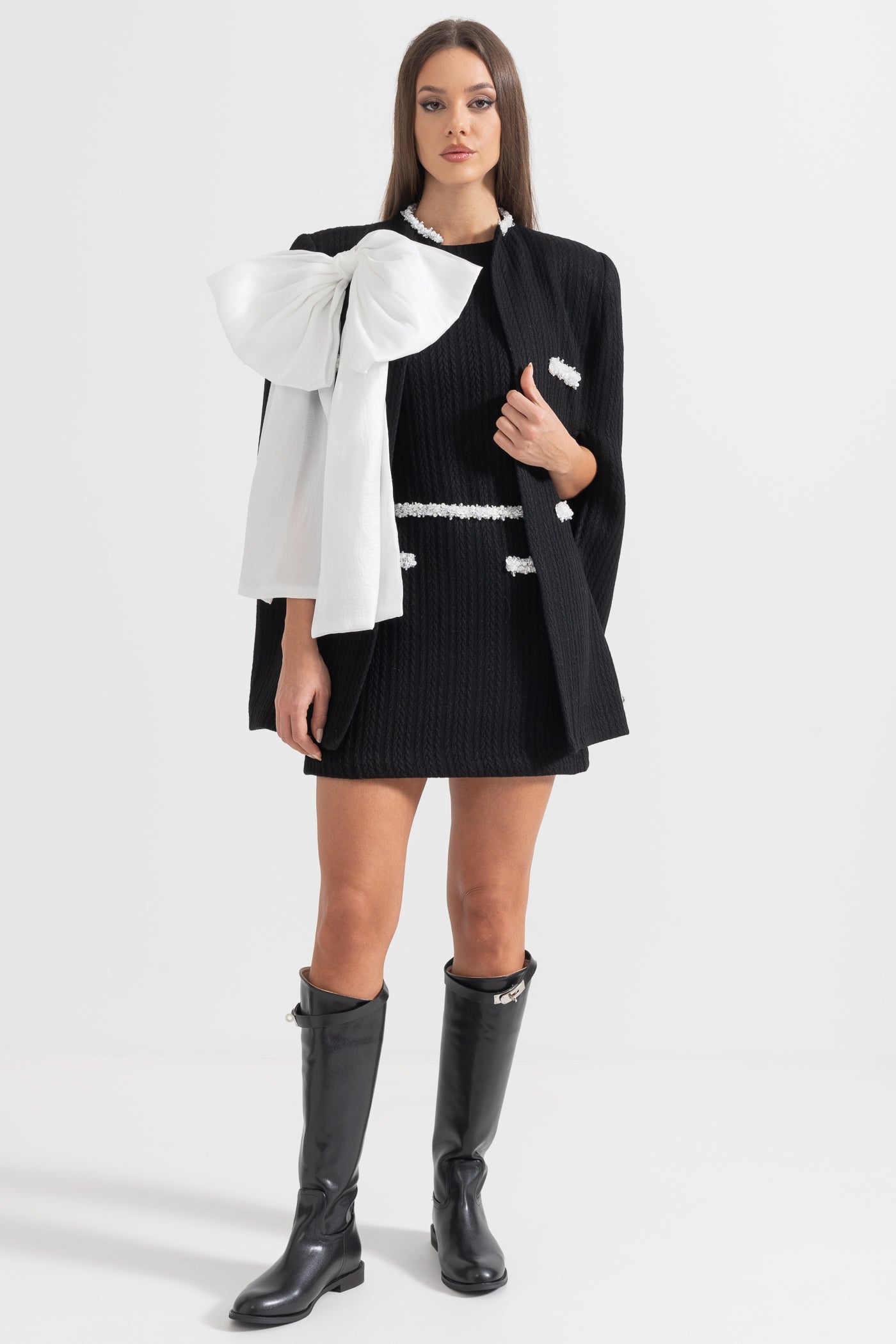 Sobretudo Texturizado Elegante com Detalhe de Laço Branco - Preto