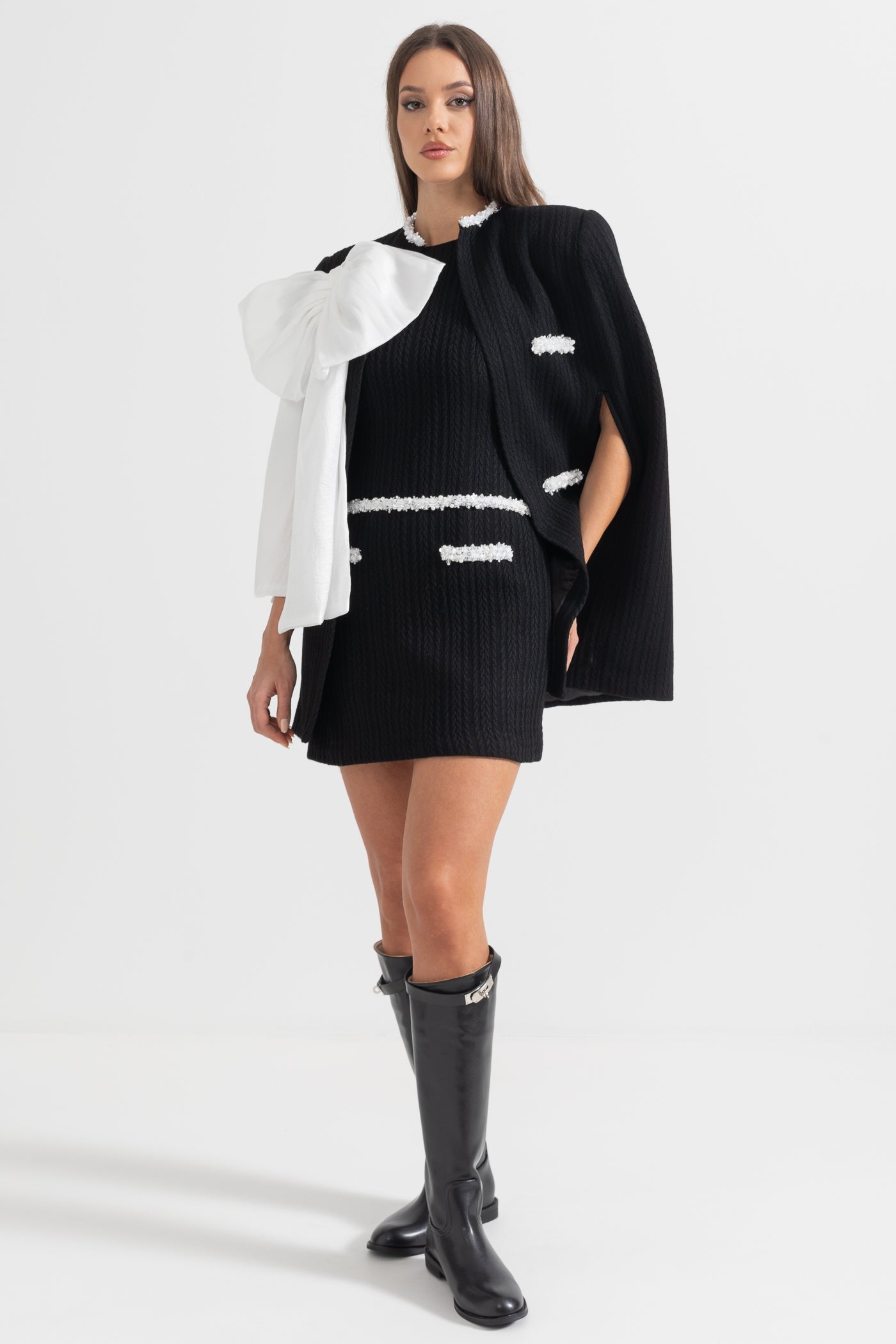 Sobretudo Texturizado Elegante com Detalhe de Laço Branco - Preto