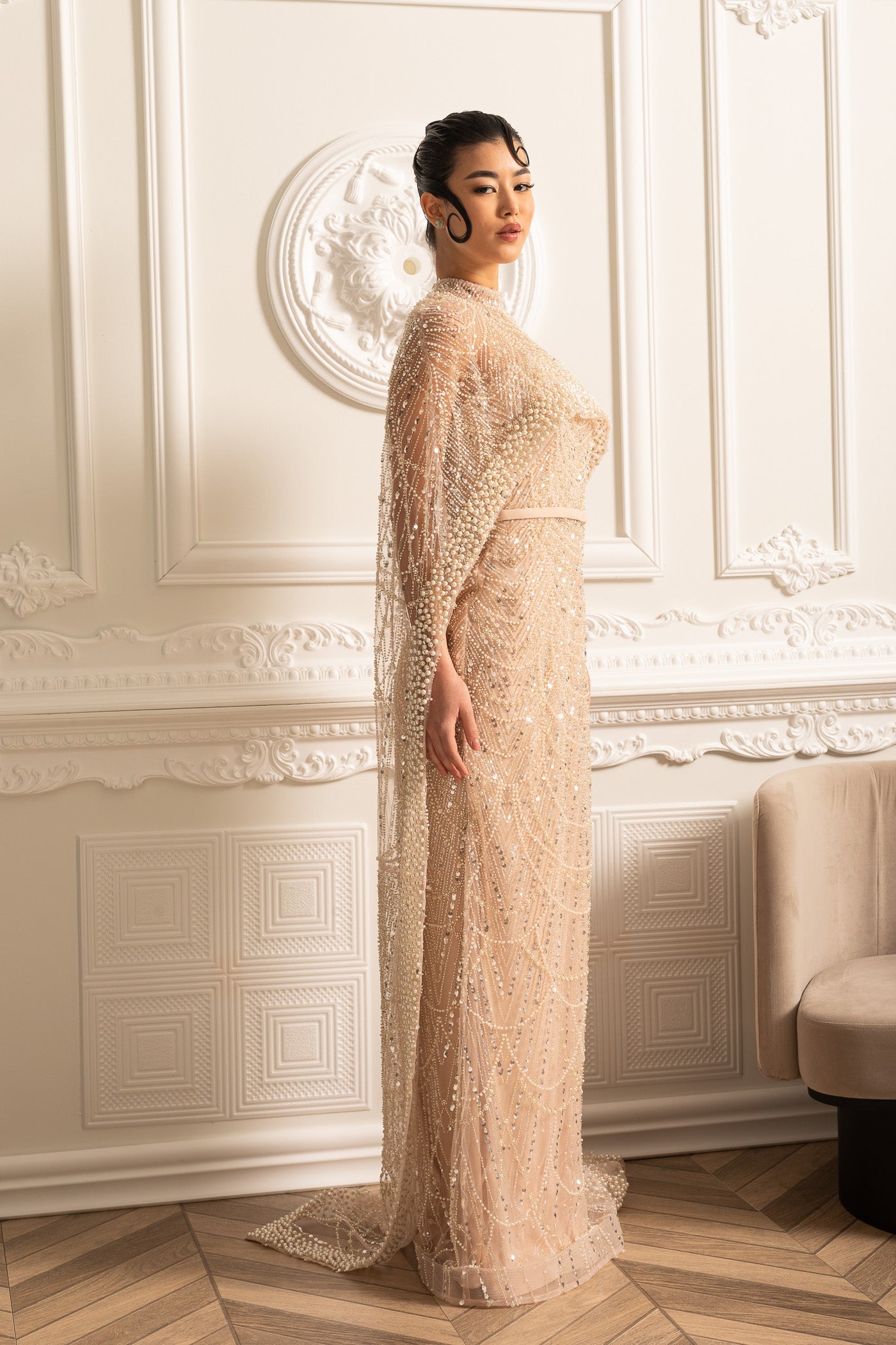 Vestido Glamouroso com Contas e Véu Destacável - Bege