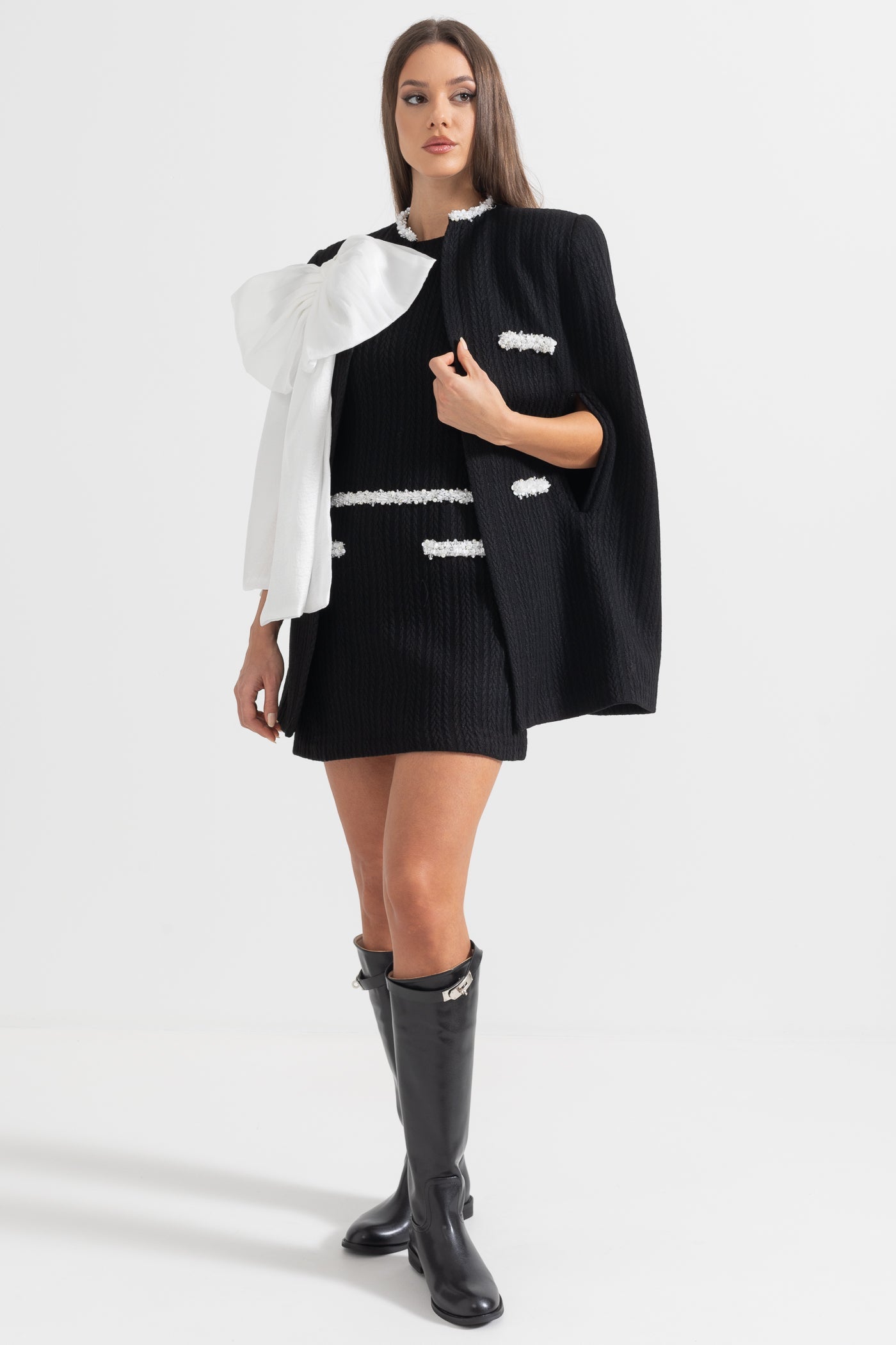 Sobretudo Texturizado Elegante com Detalhe de Laço Branco - Preto