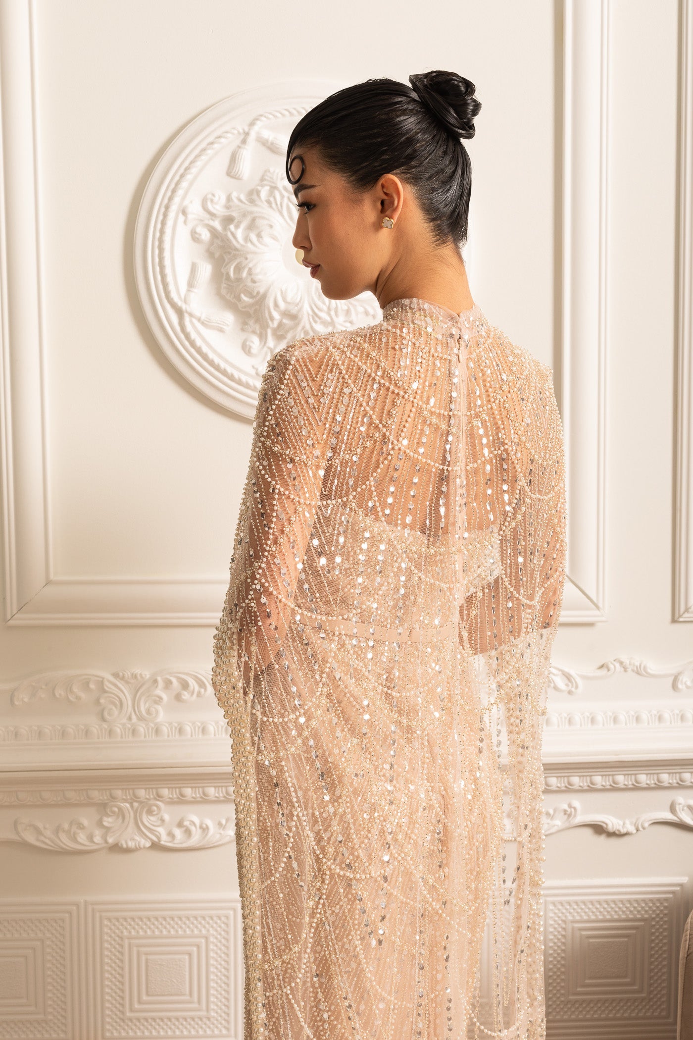 Vestido Glamouroso com Contas e Véu Destacável - Bege
