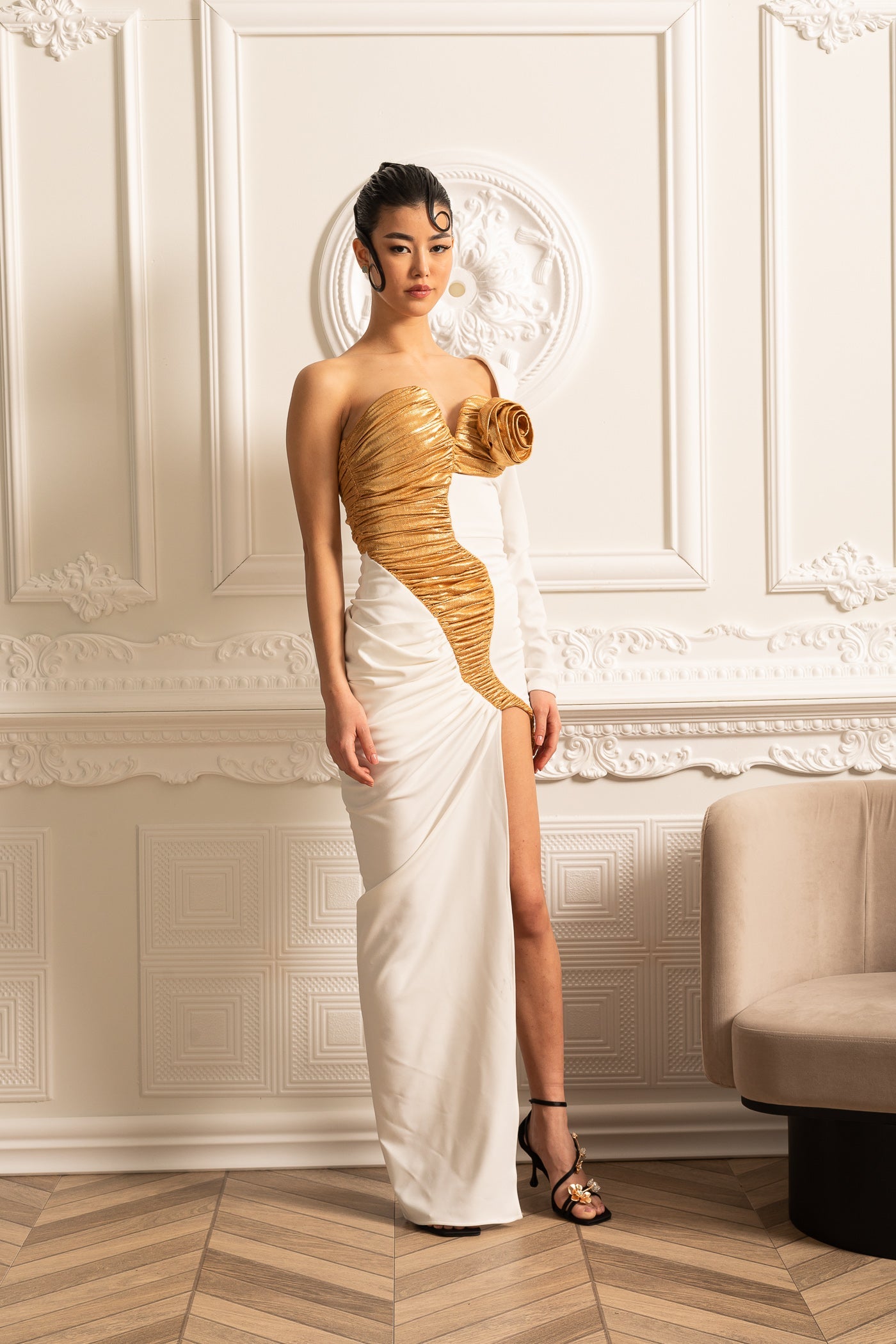 Vestido Assimétrico Com Detalhes Dourados Pregueados - Branco