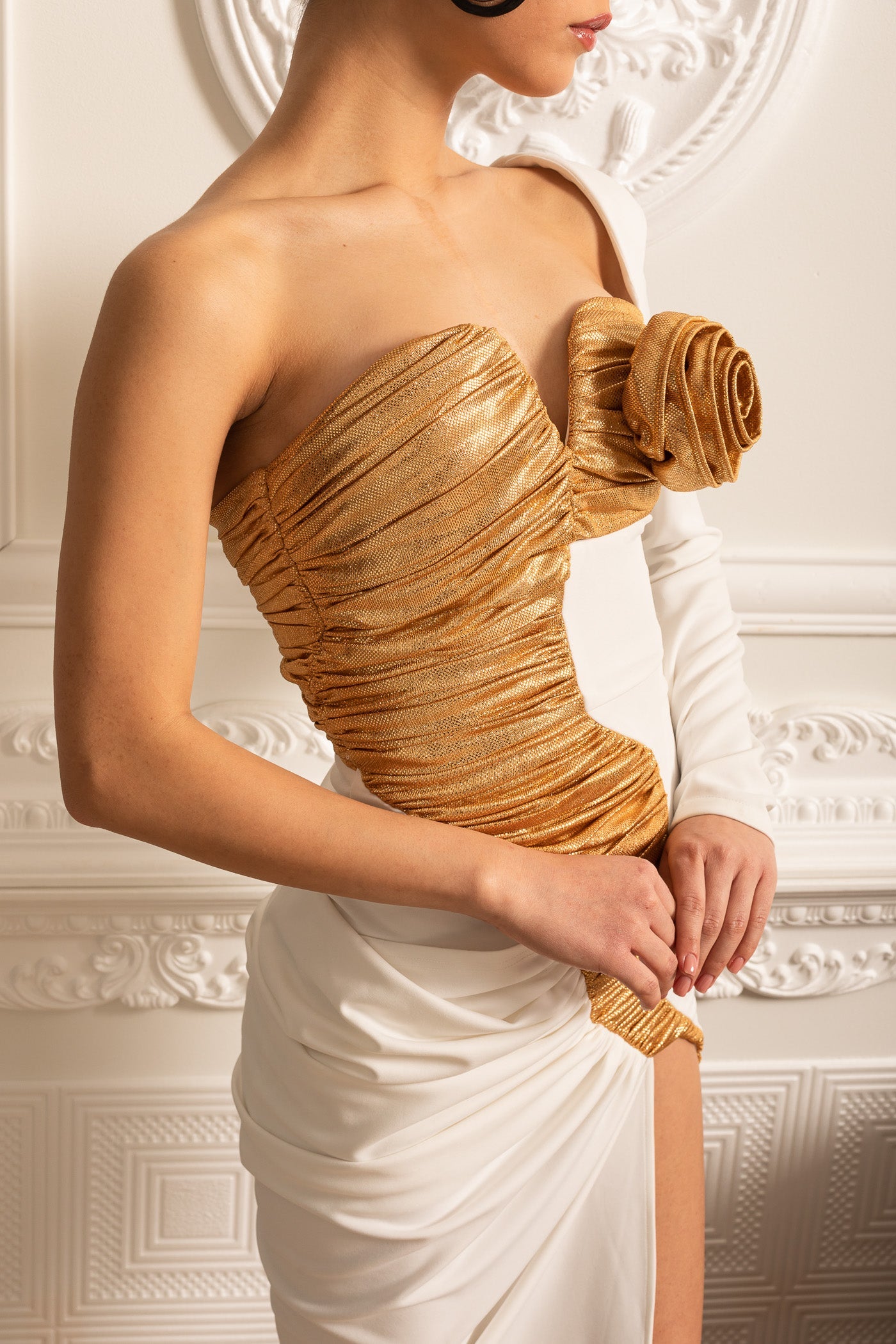 Vestido Assimétrico Com Detalhes Dourados Pregueados - Branco