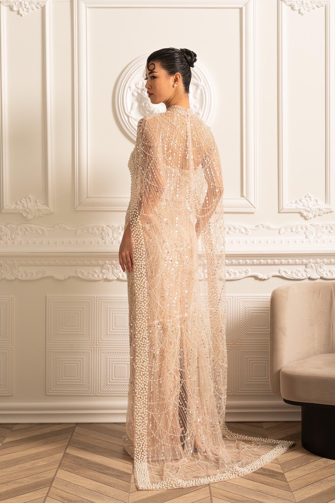 Vestido Glamouroso com Contas e Véu Destacável - Bege