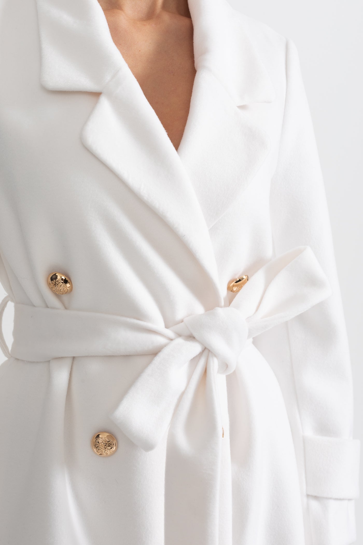 Casaco Longo Elegante com Design de Lapela Larga - Branco