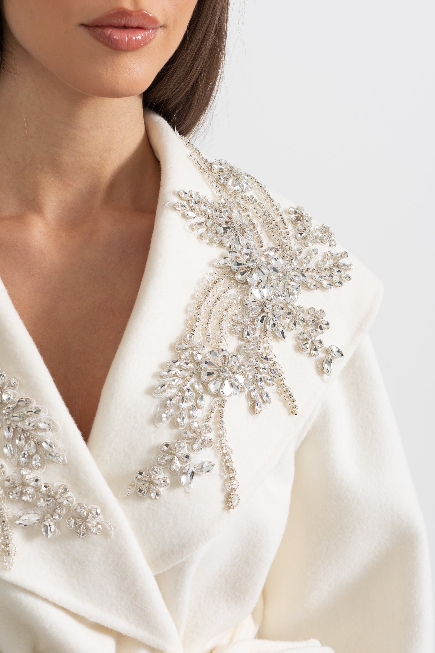 Sobretudo de Cashmere com Punhos de Pele de Raposa e Detalhes Florais em 3D - Ivoire