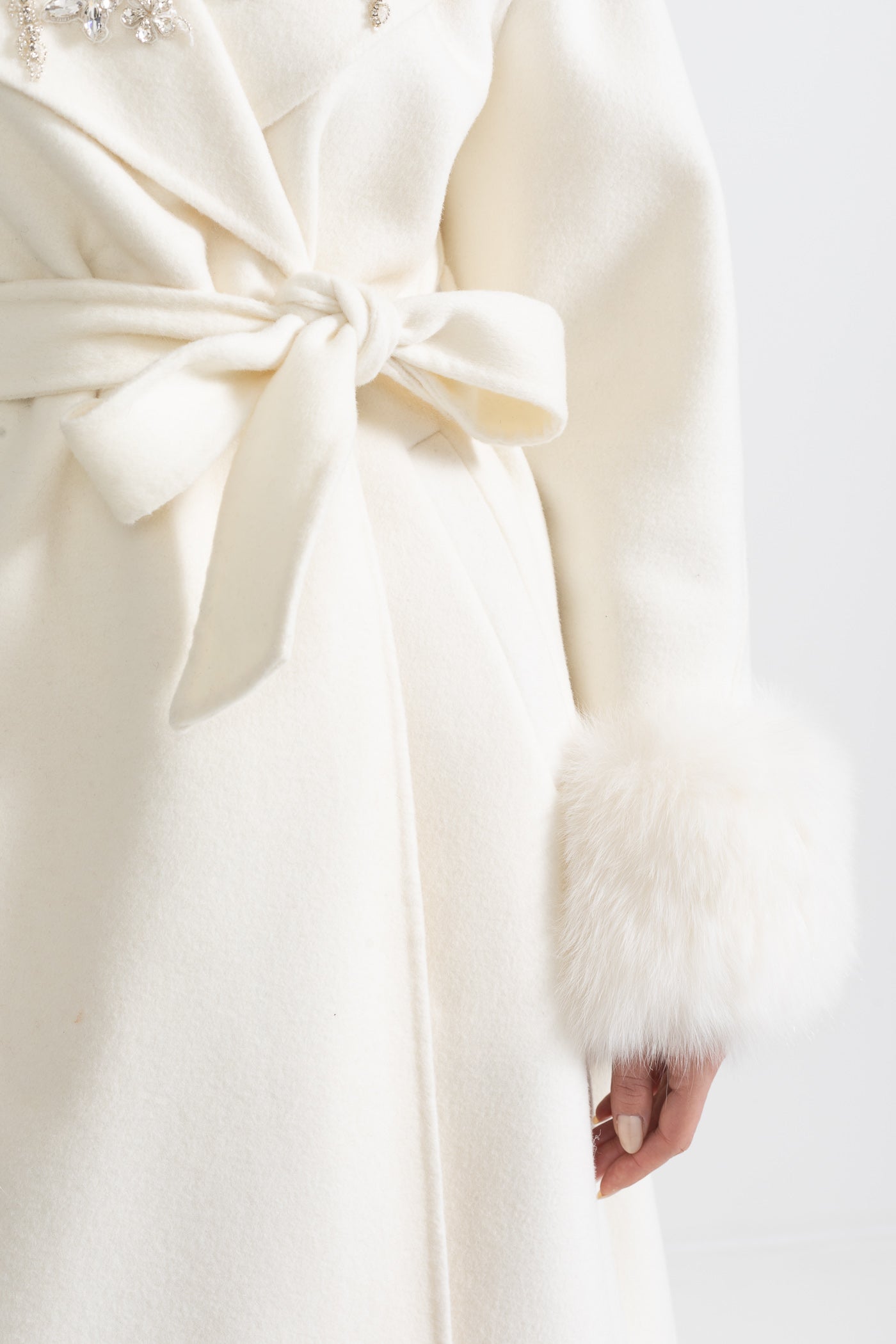 Sobretudo de Cashmere com Punhos de Pele de Raposa e Detalhes Florais em 3D - Ivoire