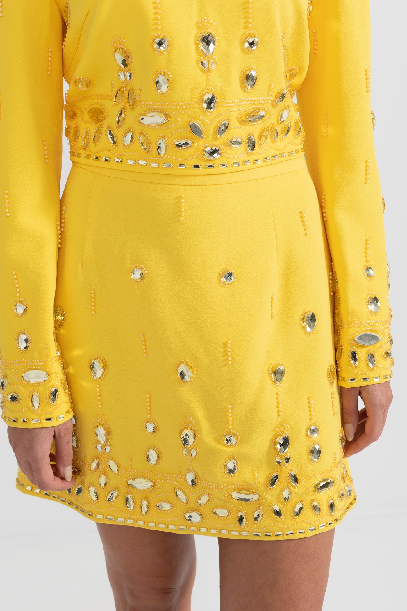 Conjunto com Diamantes e Saia Mini - Amarelo