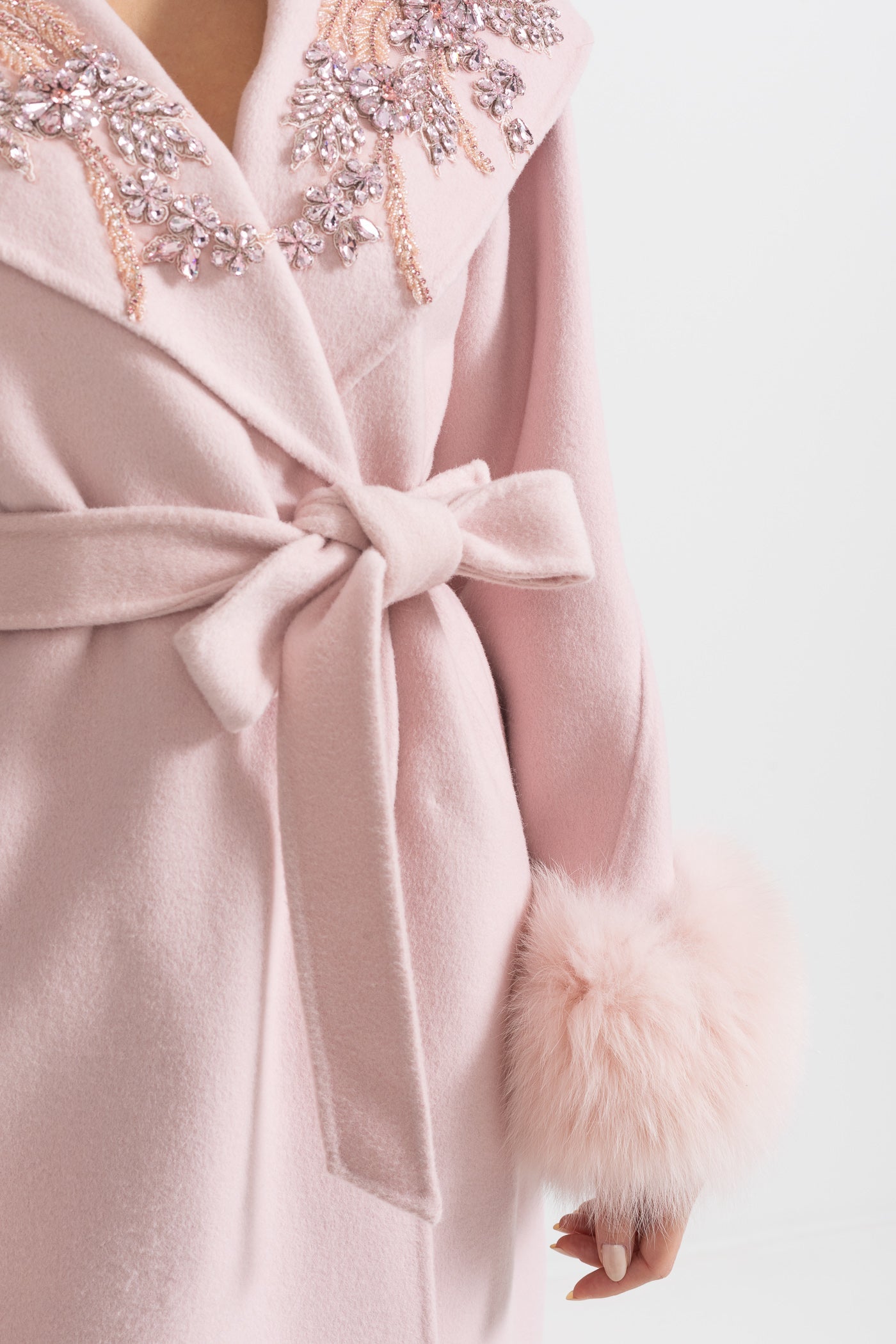 Casaco de Cashmere com Punhos de Pele de Raposa e Detalhes Florais em 3D - Rosa