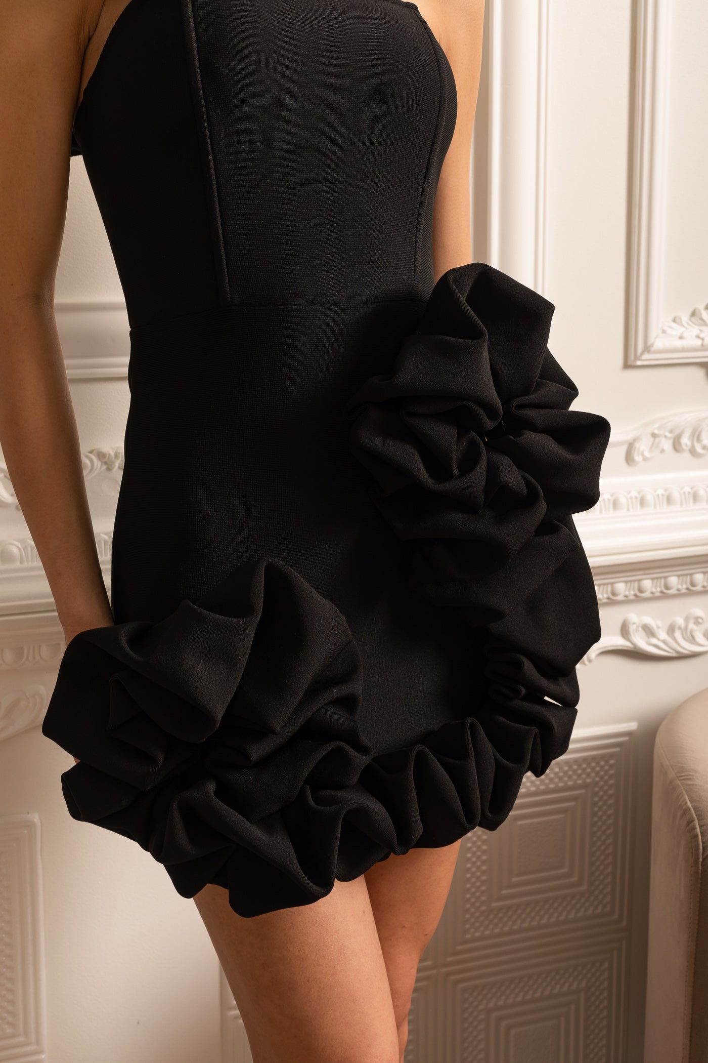 Vestido Mini Floral com Bainha Rendada e Alça - Preto