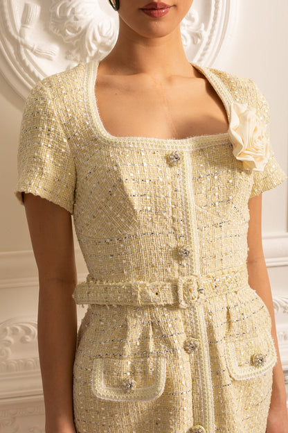 Vestido Mini Texturizado Com Cinto Coordinado E Broche Floral - Bege