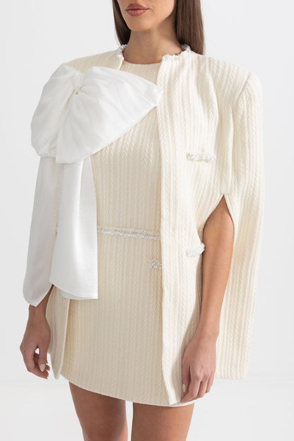 Sobretudo Texturizado Elegante com Detalhe de Laço Branco - Ivoire