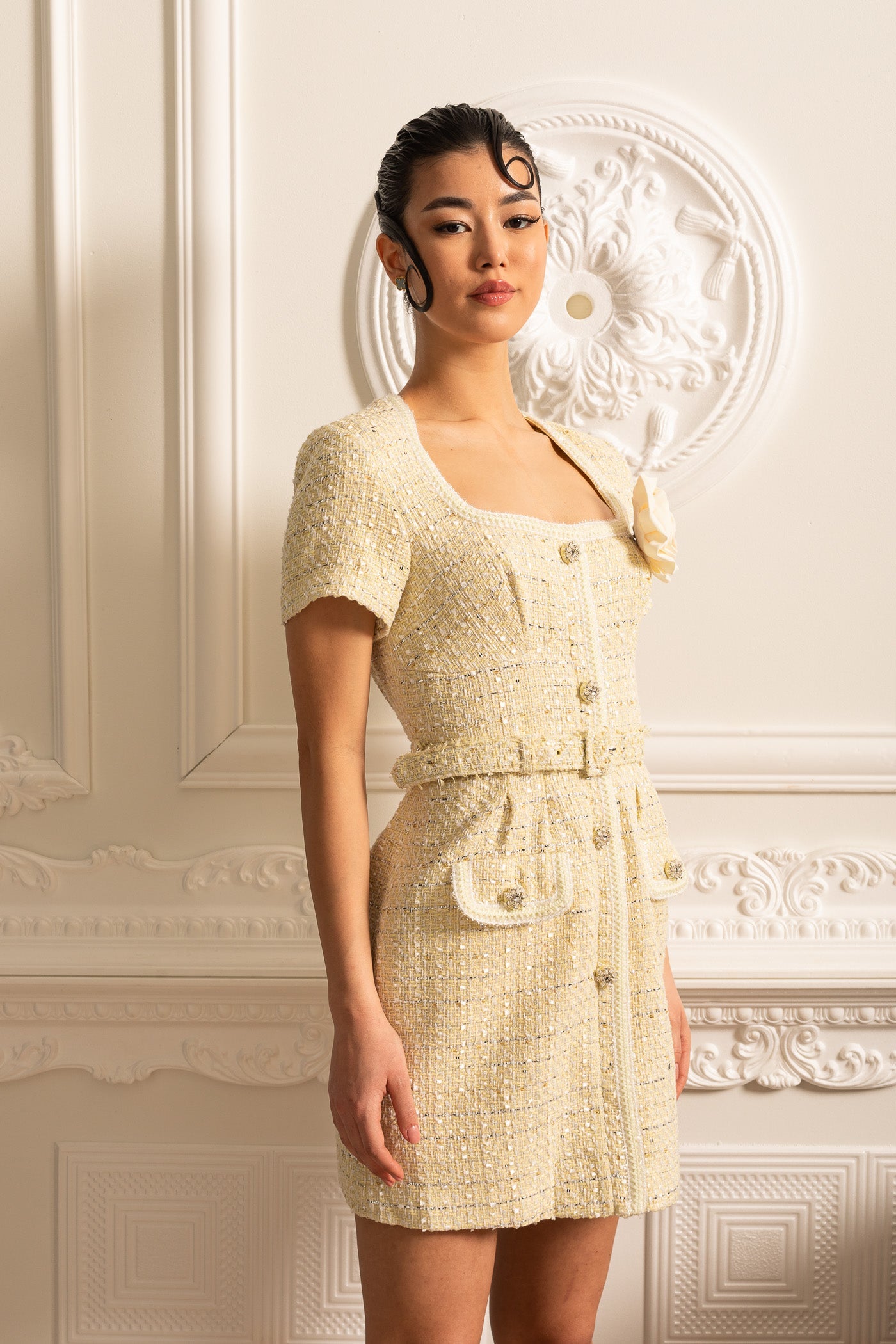 Vestido Mini Texturizado Com Cinto Coordinado E Broche Floral - Bege
