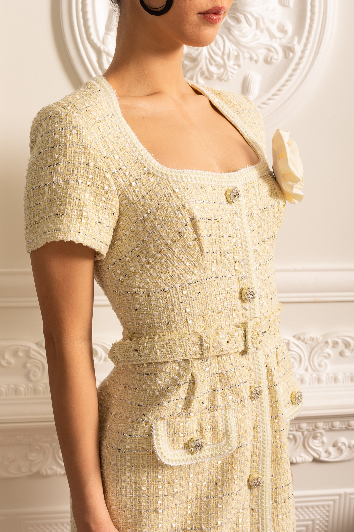 Vestido Mini Texturizado Com Cinto Coordinado E Broche Floral - Bege