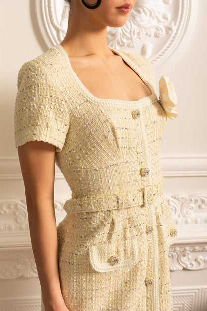 Vestido Mini Texturizado Com Cinto Coordinado E Broche Floral - Bege