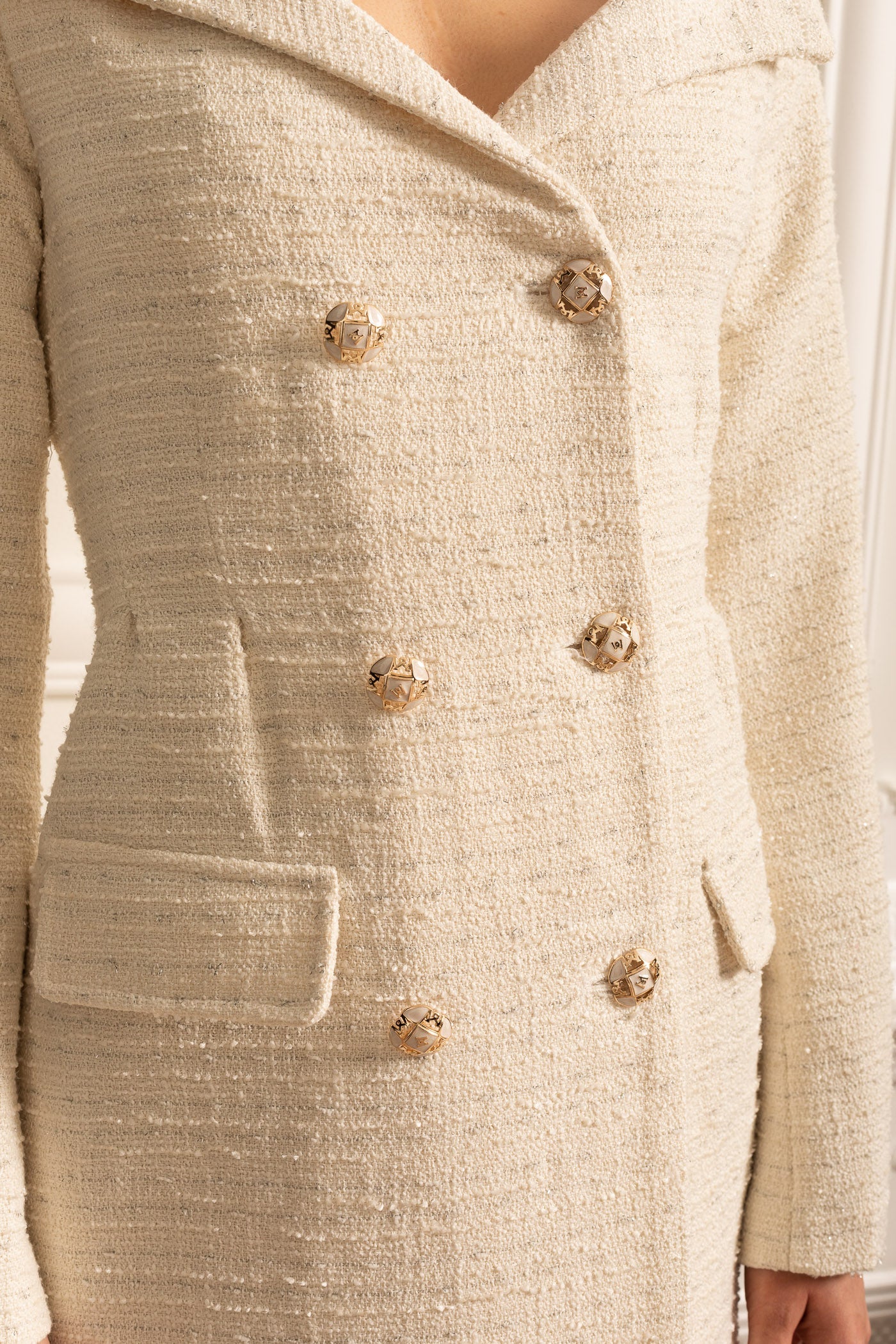 Vestido Texturizado de Dupla Abotoadura com Botões Decorativos Dourados - Bege