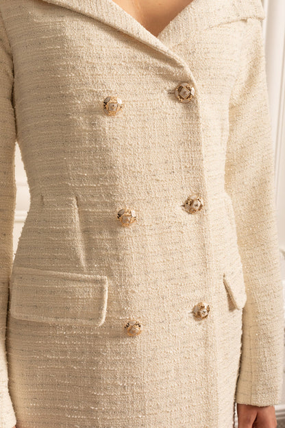 Vestido Texturizado de Dupla Abotoadura com Botões Decorativos Dourados - Bege