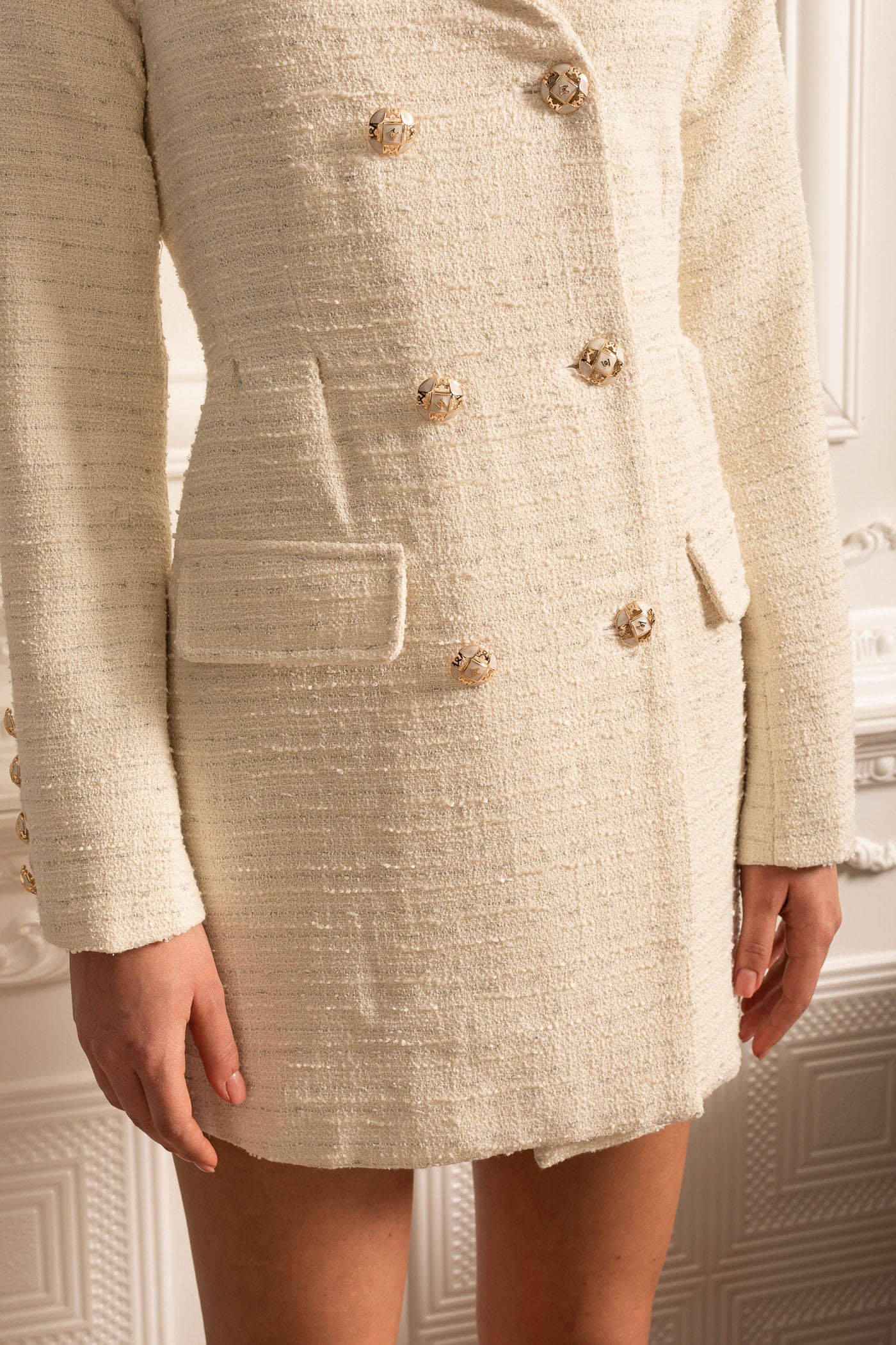 Vestido Texturizado de Dupla Abotoadura com Botões Decorativos Dourados - Bege