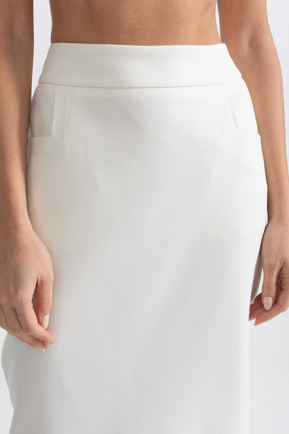 Conjunto de Duas Peças Com Xale de Pêlo Sintético, Punhos e Saia Midi - Branca