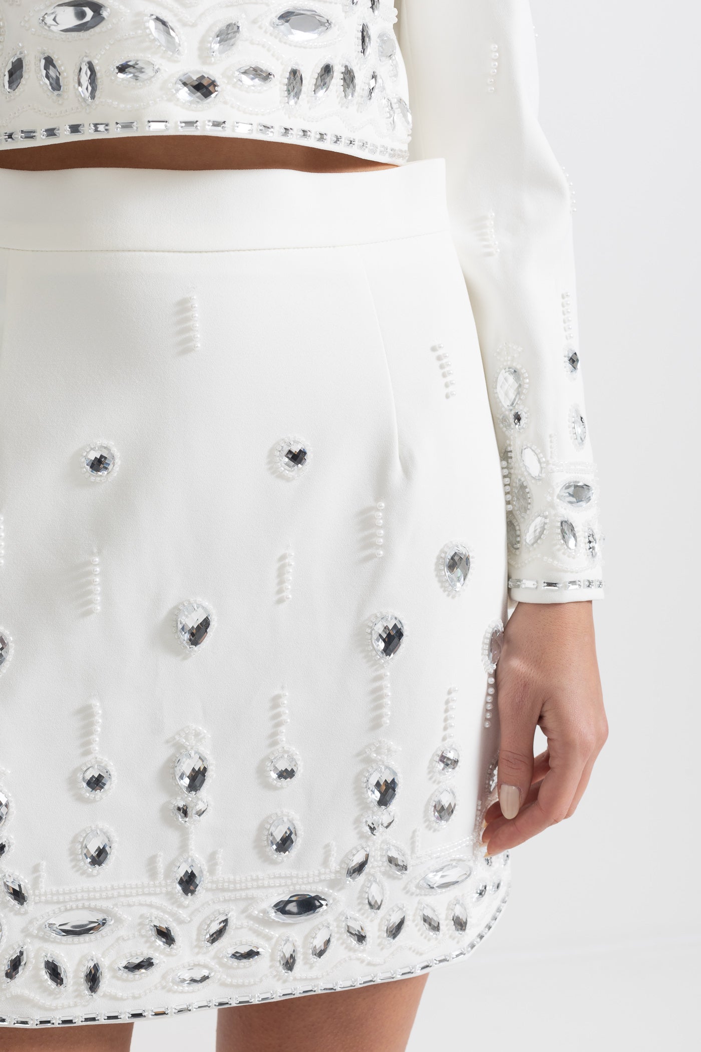 Conjunto com Diamantes e Saia Mini - Branco