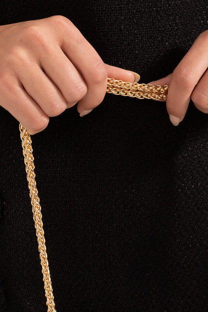 Bolsa de Mão Tecida Brilhante com Aplicações de Strass Cintilantes - Dourada