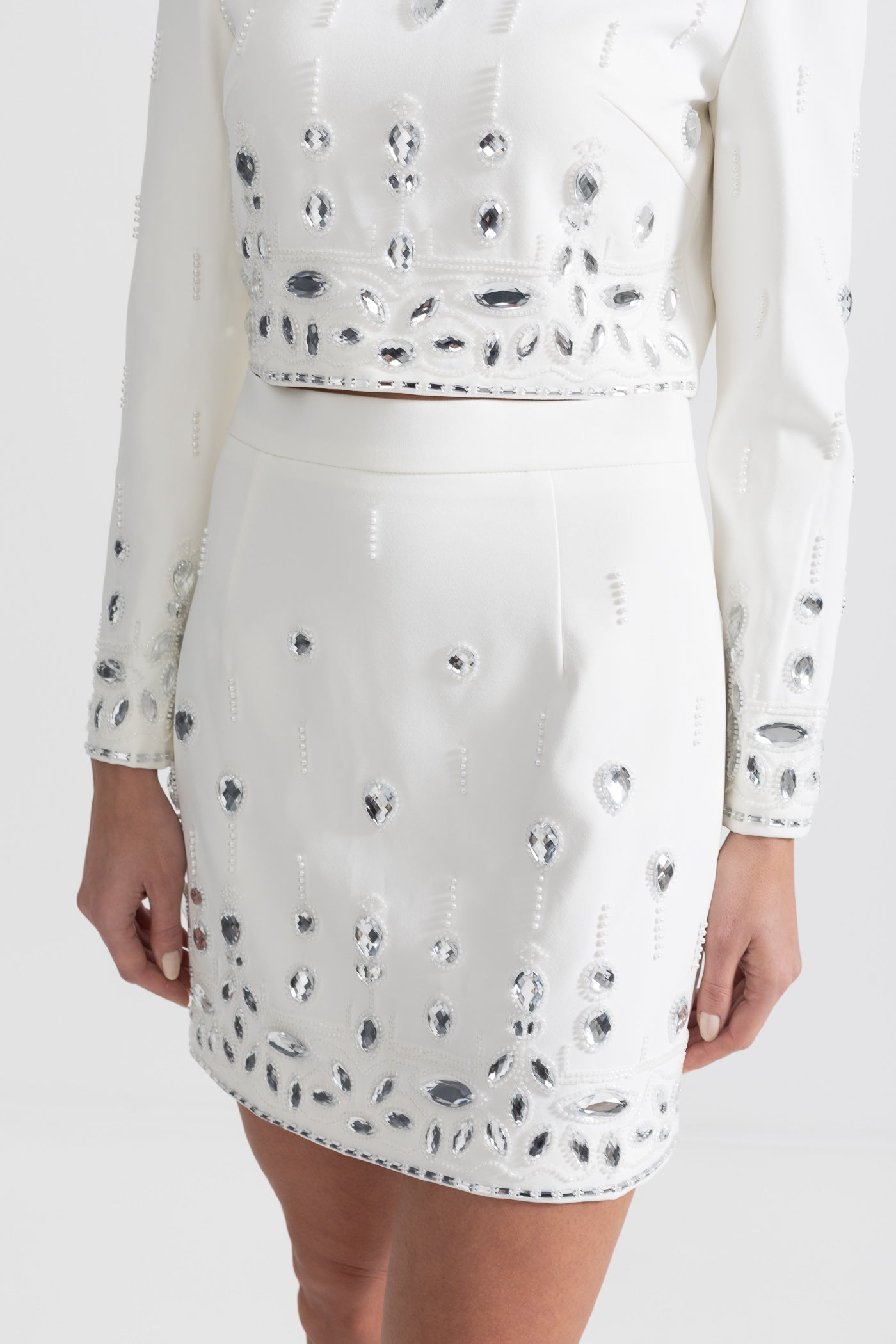 Conjunto com Diamantes e Saia Mini - Branco