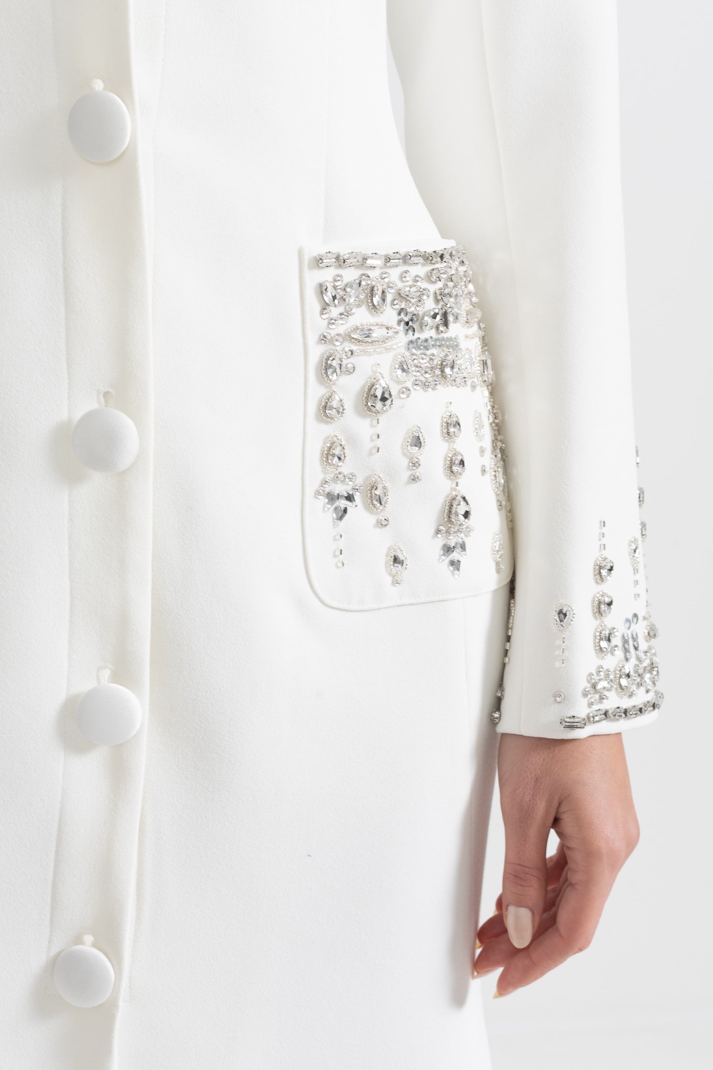 Vestido Longo de Silhueta com Lapelas e Detalhes em Cristal - Branco