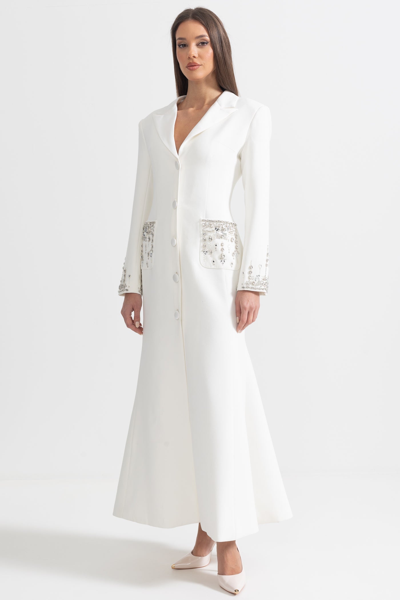 Vestido Longo de Silhueta com Lapelas e Detalhes em Cristal - Branco