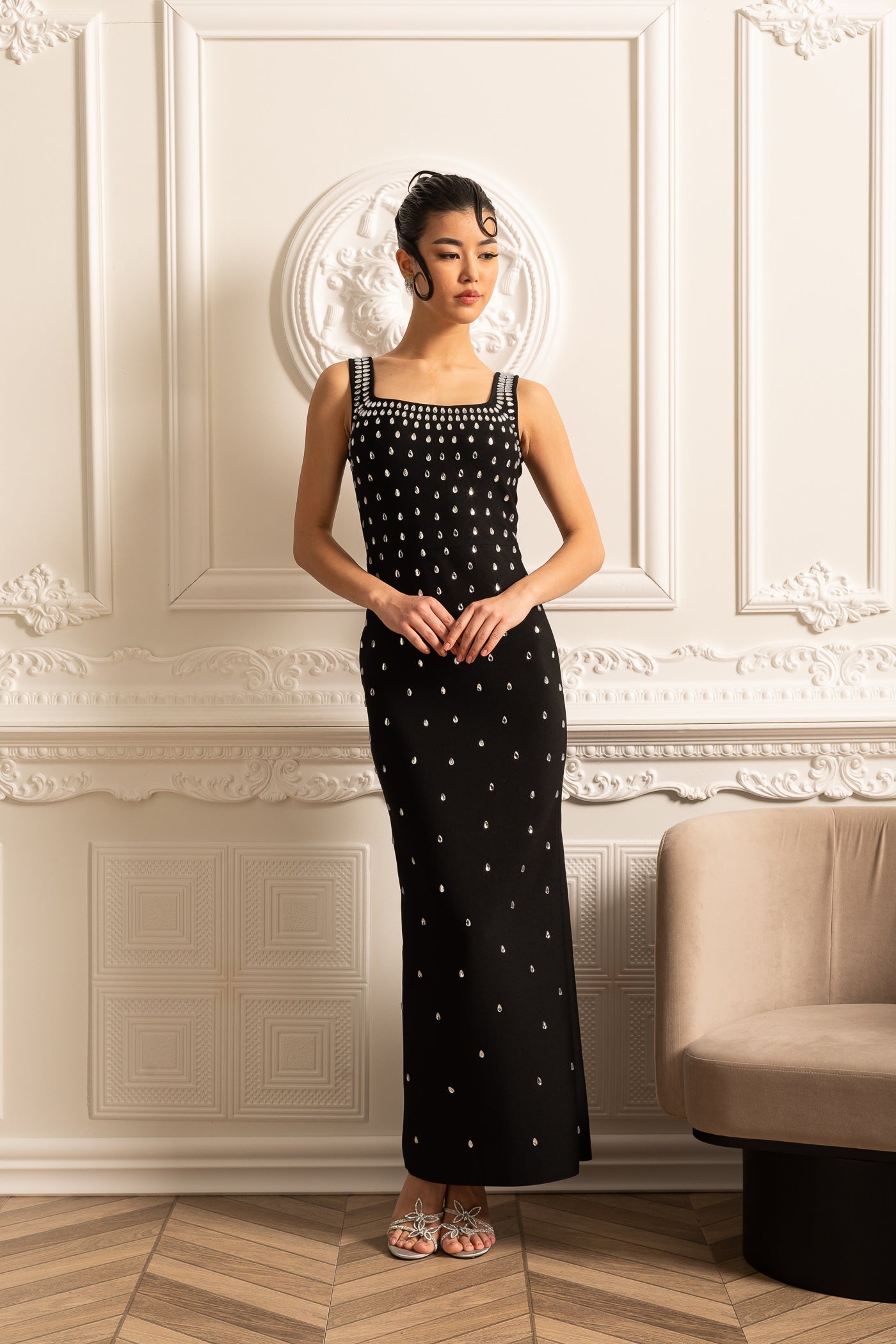 Vestido Justo Com Delicadas Aplicações de Cristal - Preto