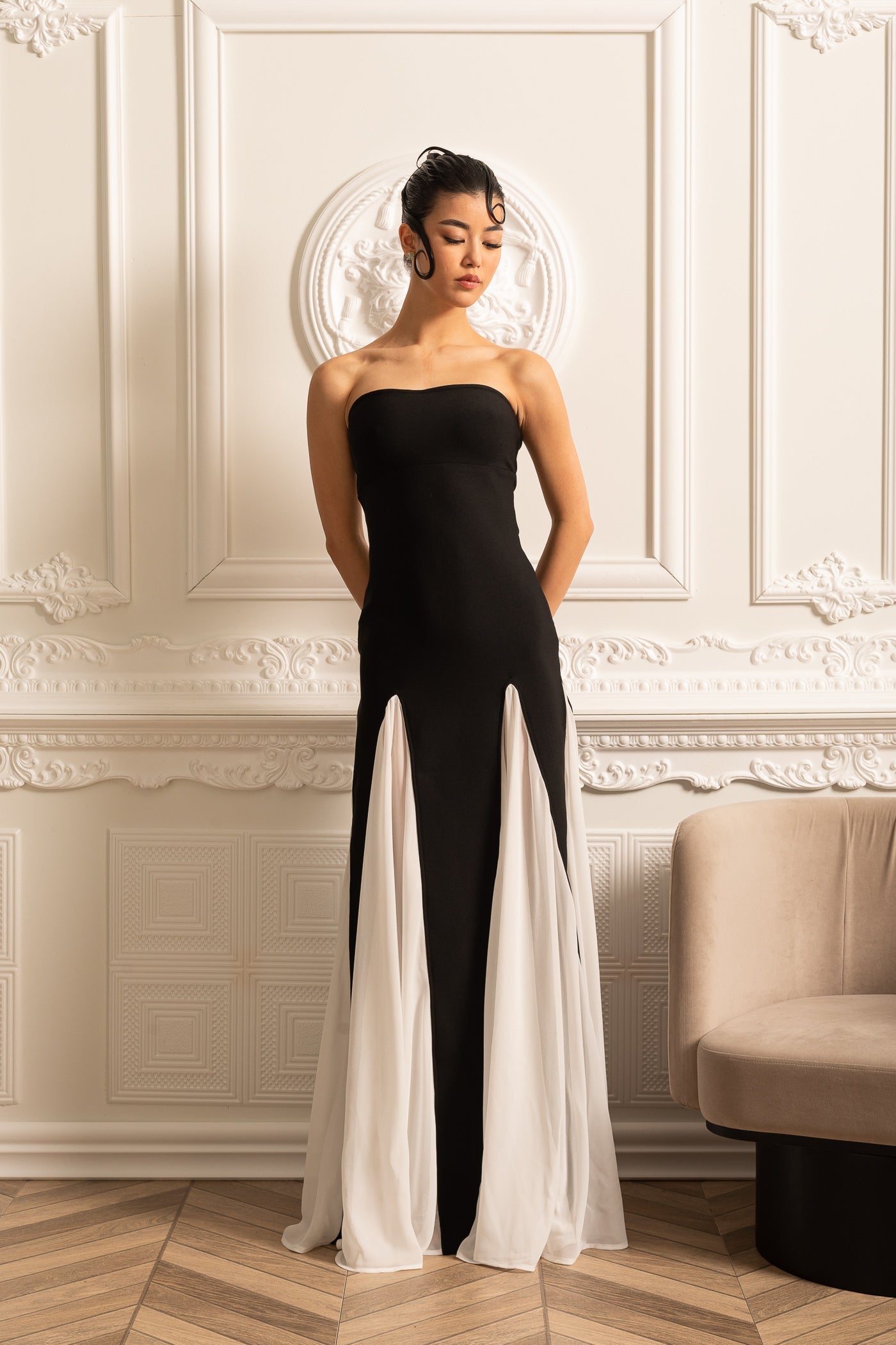 Vestido Elegante com Painéis de Chiffon Contrastantes - Preto
