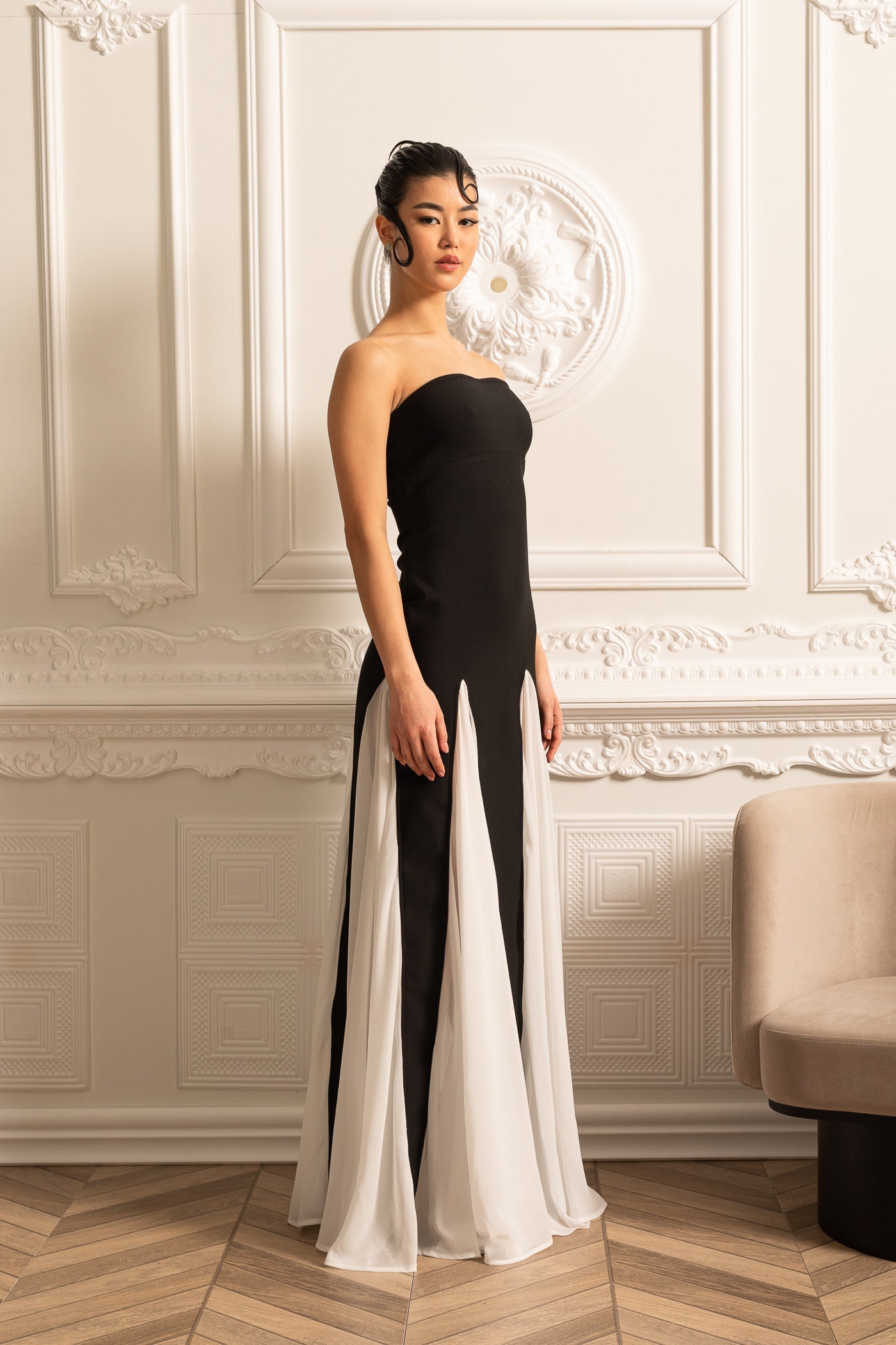 Vestido Elegante com Painéis de Chiffon Contrastantes - Preto