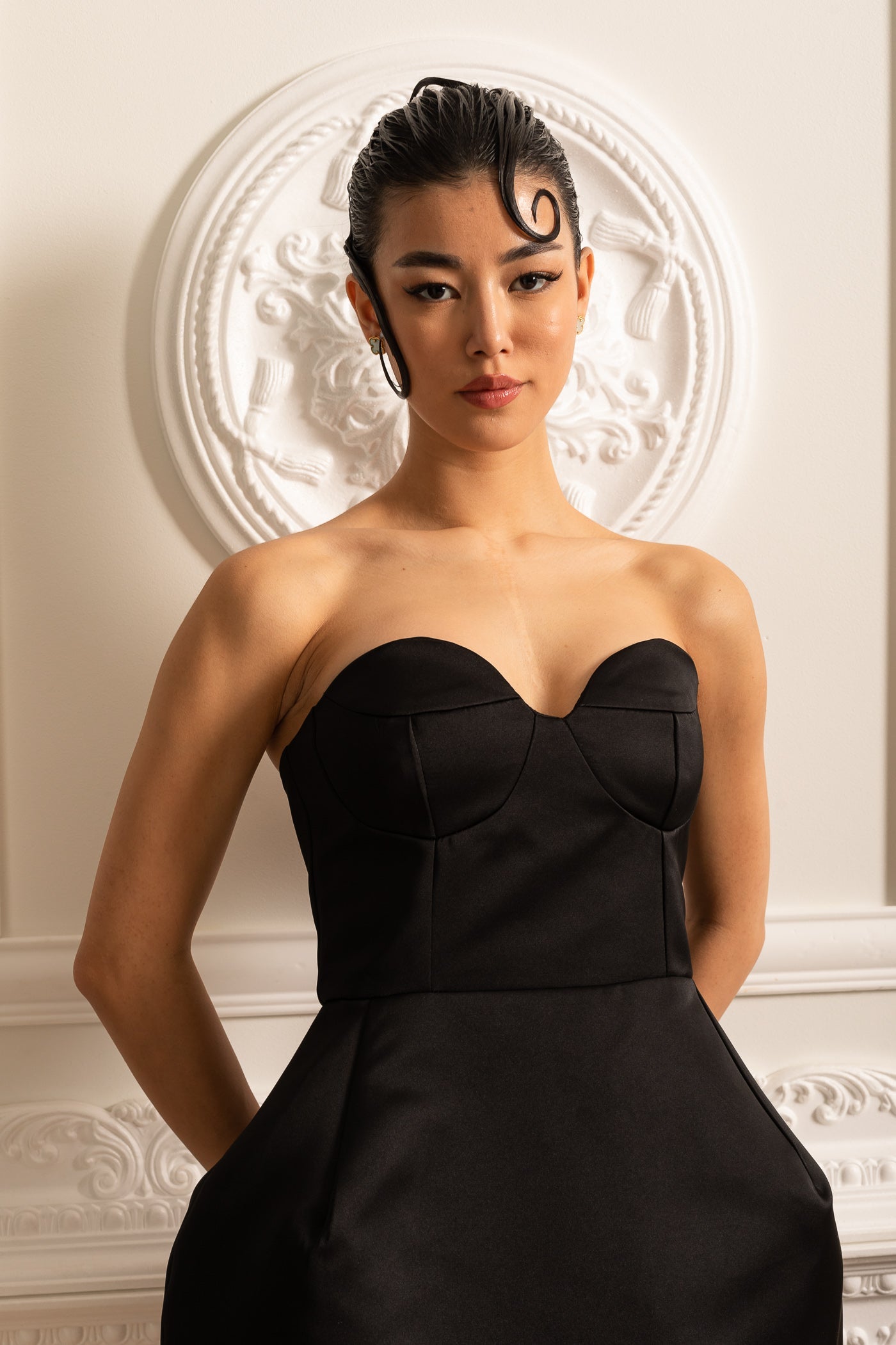 Vestido de Cetim Sem Alças com Saia Mini Larga - Preto